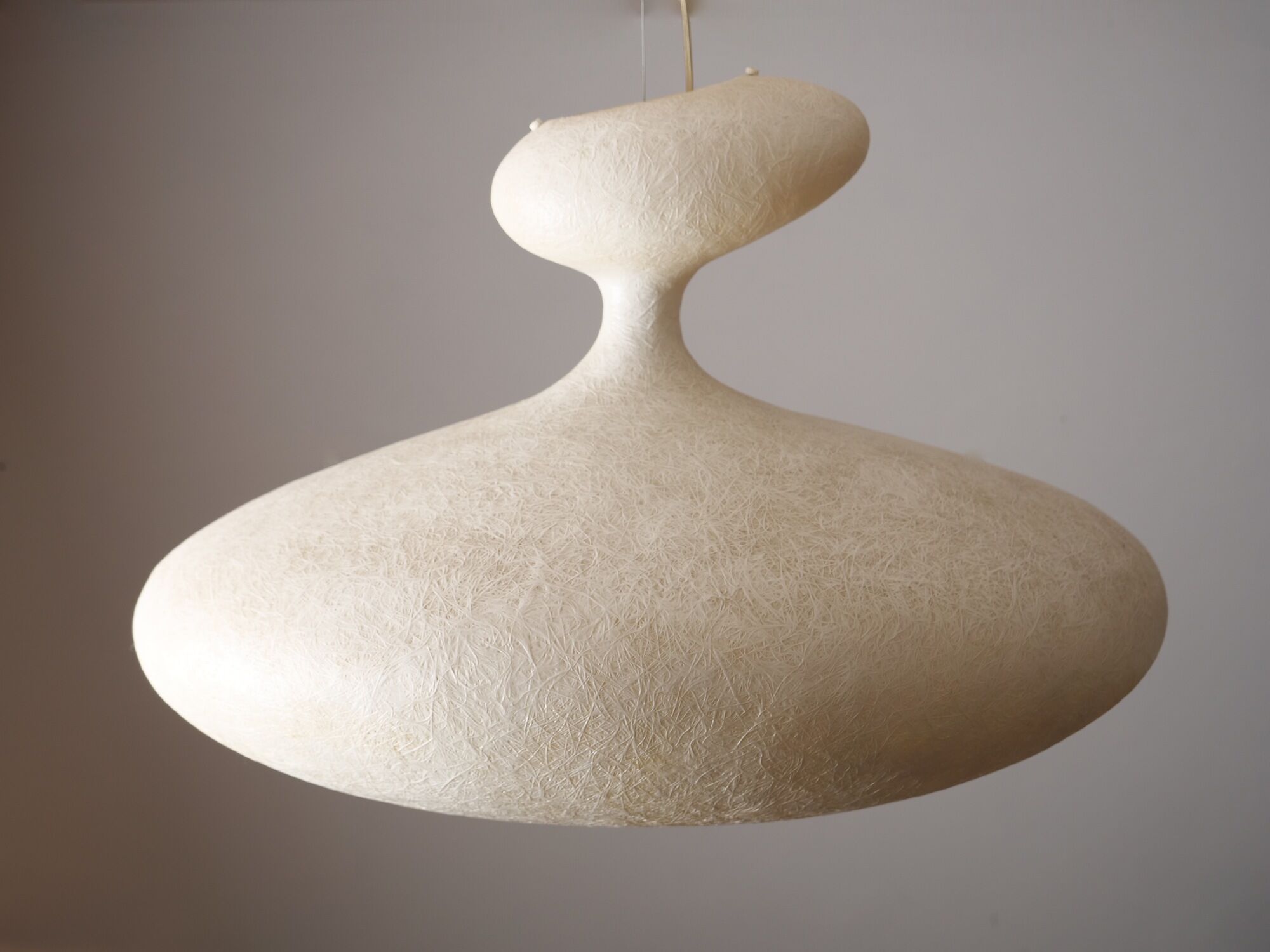 Organically shaped suspension made of ecological fibers