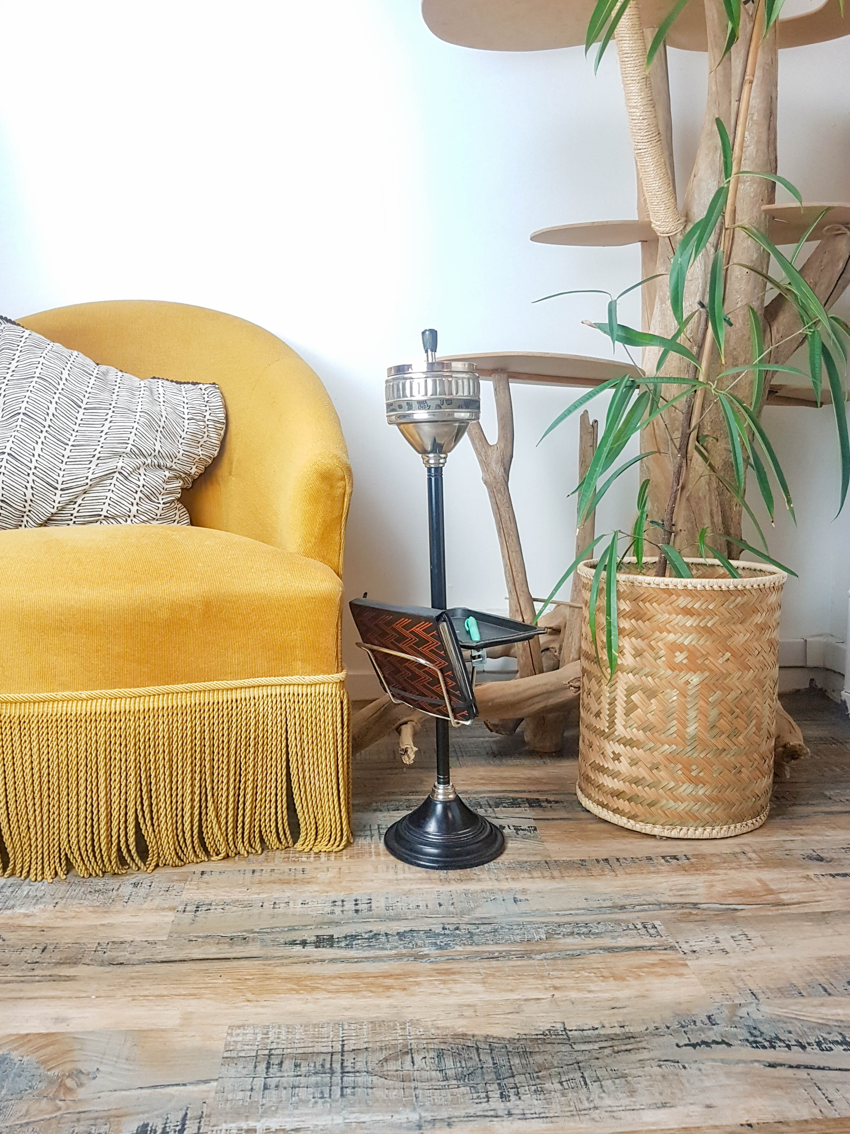 Cendrier sur pied vintage avec tablette et porte revue années 50