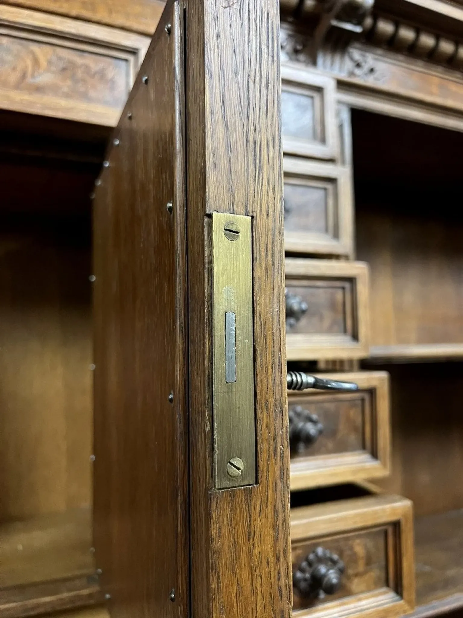 Important double-sided display case – Renaissance style – Walnut and burl