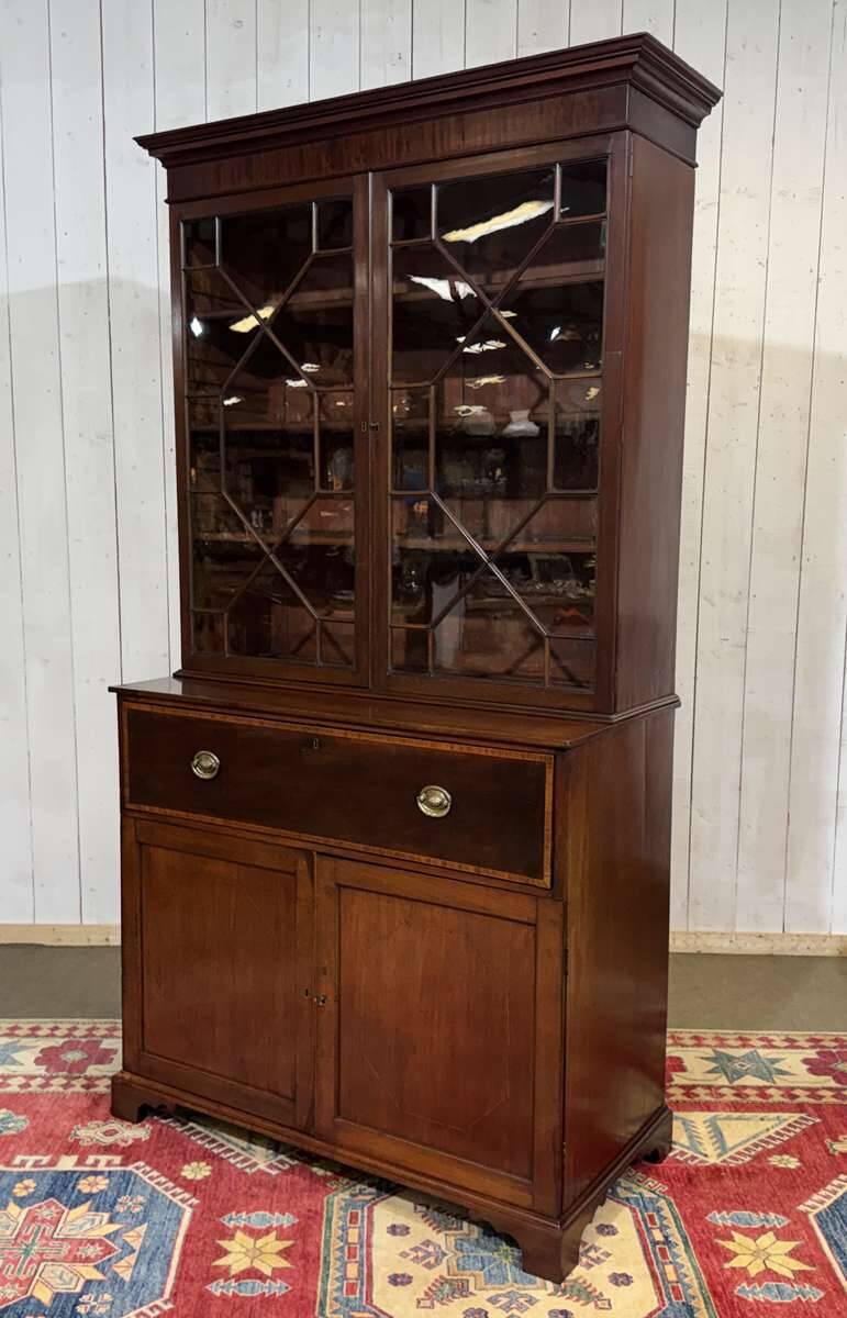 Victorian writing desk from the 19th century in mahogany.