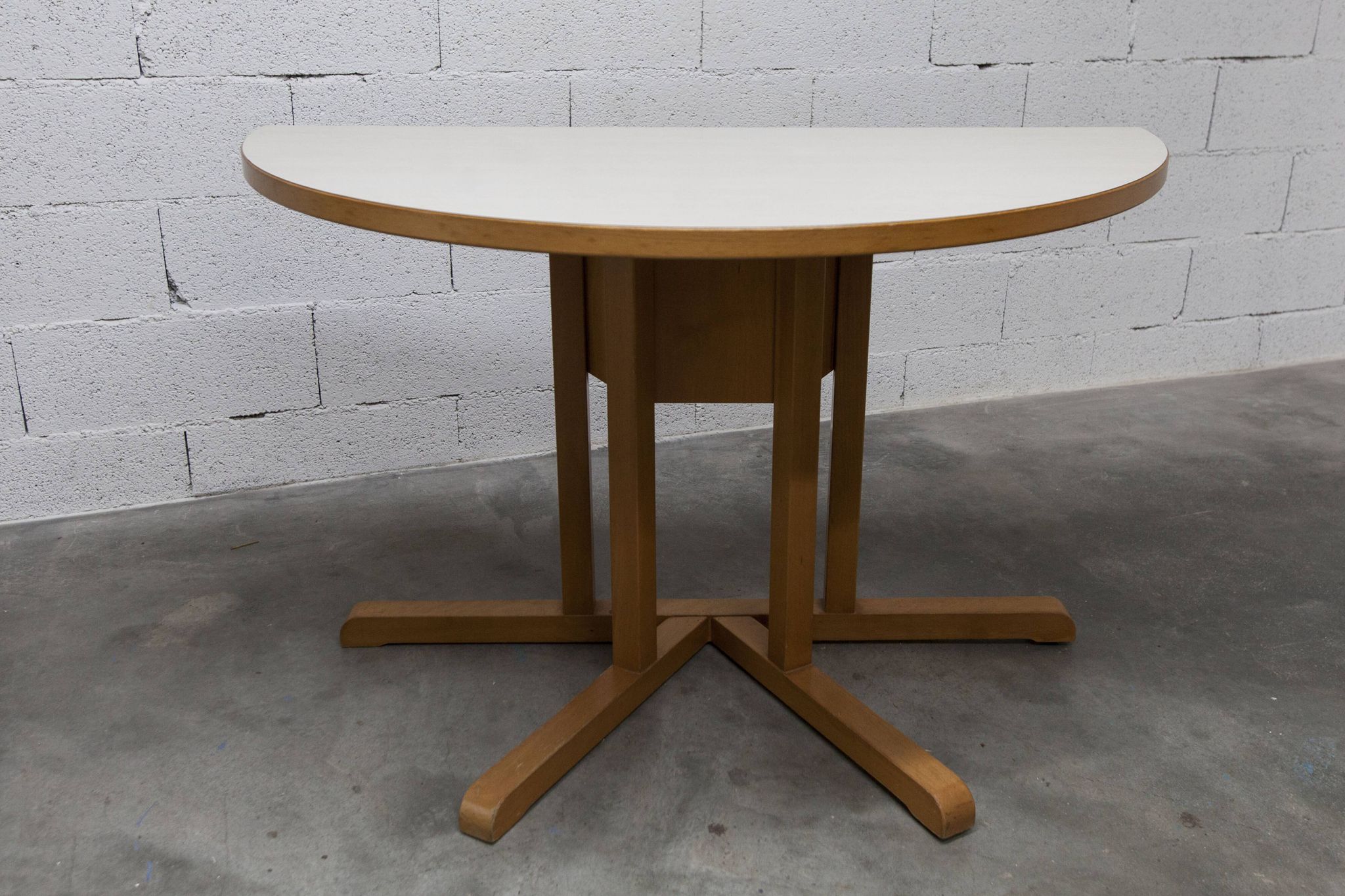 Rare set de 6 tables Baumann 1990, 80x120 et demi lune 120cm