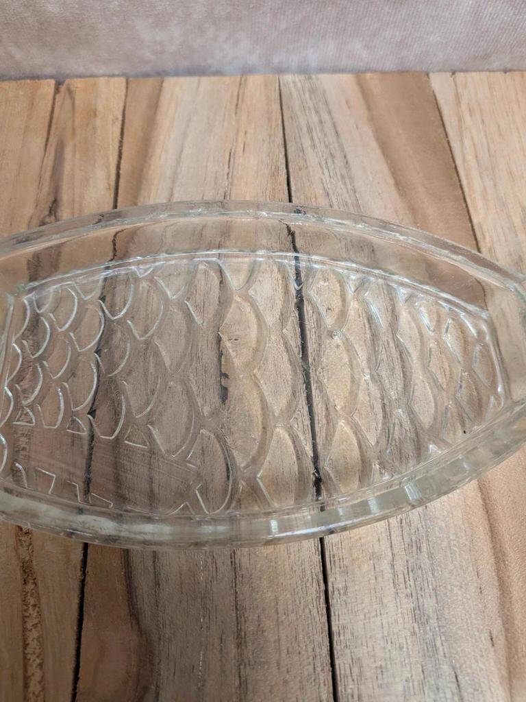 Ramequin ancien en verre moulé forme poisson