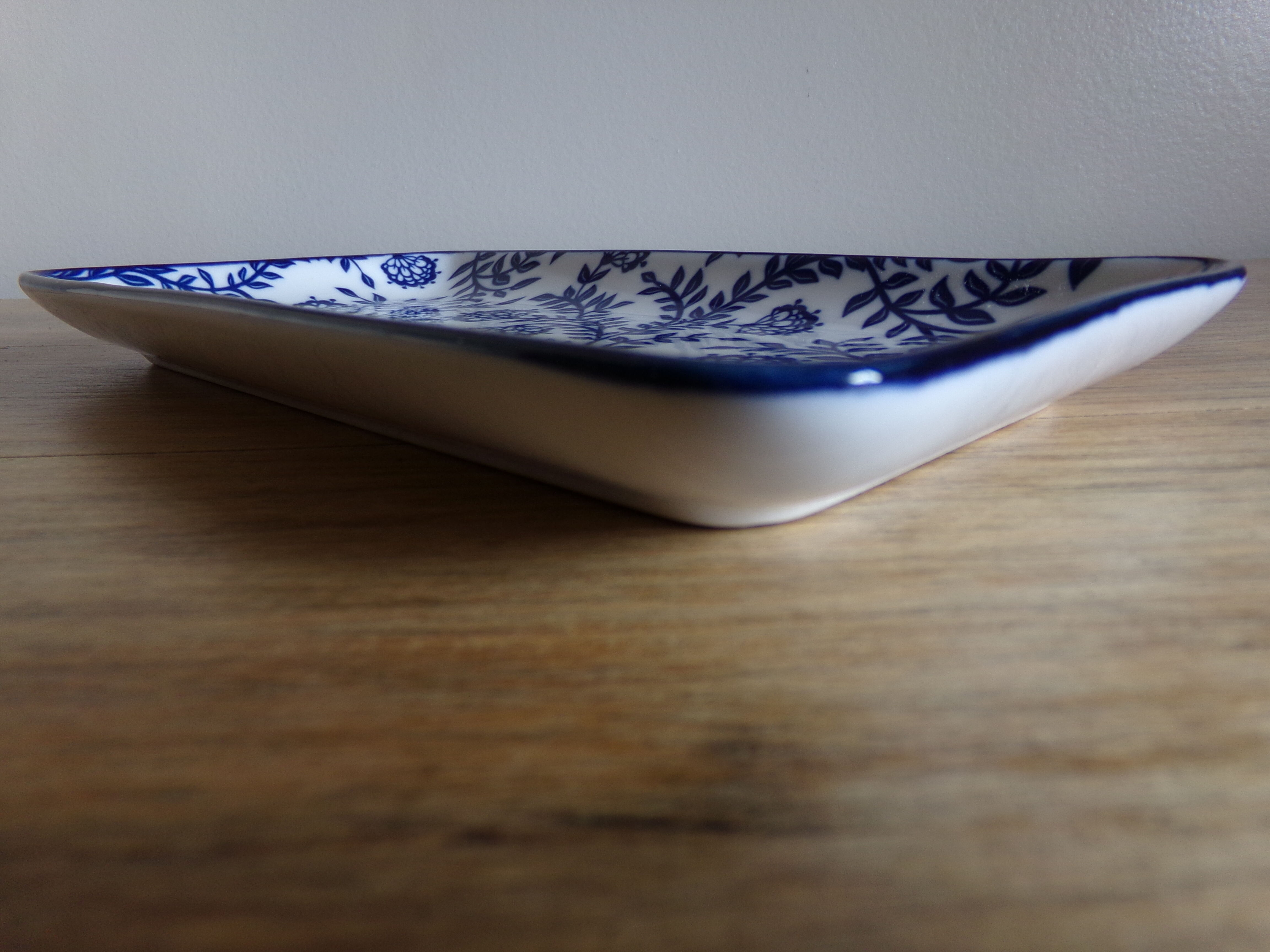 Blue and white earthenware vacuum-pocket