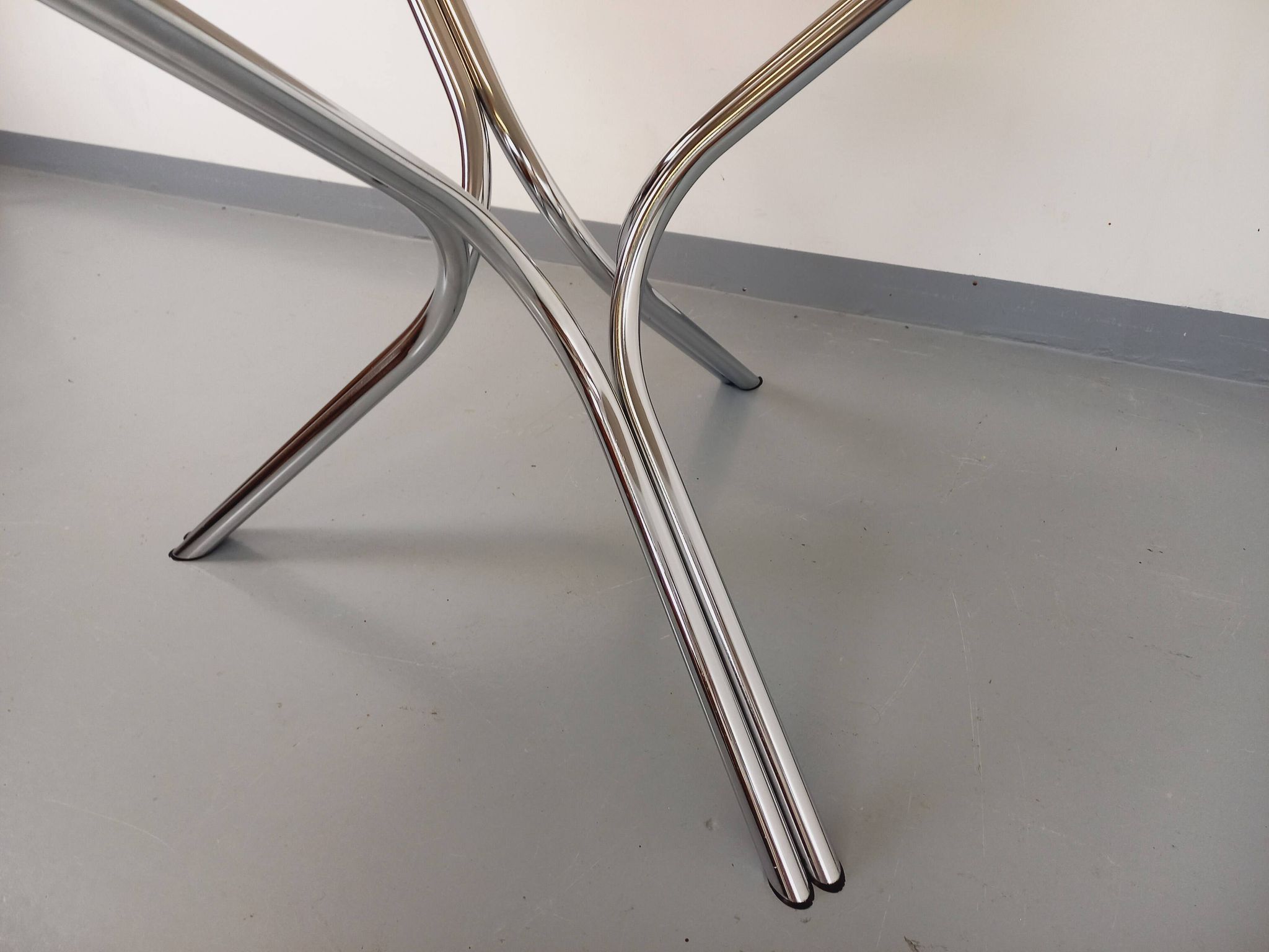 Vintage round dining table in smoked glass and chromed metal, Space Age style, from the 70s