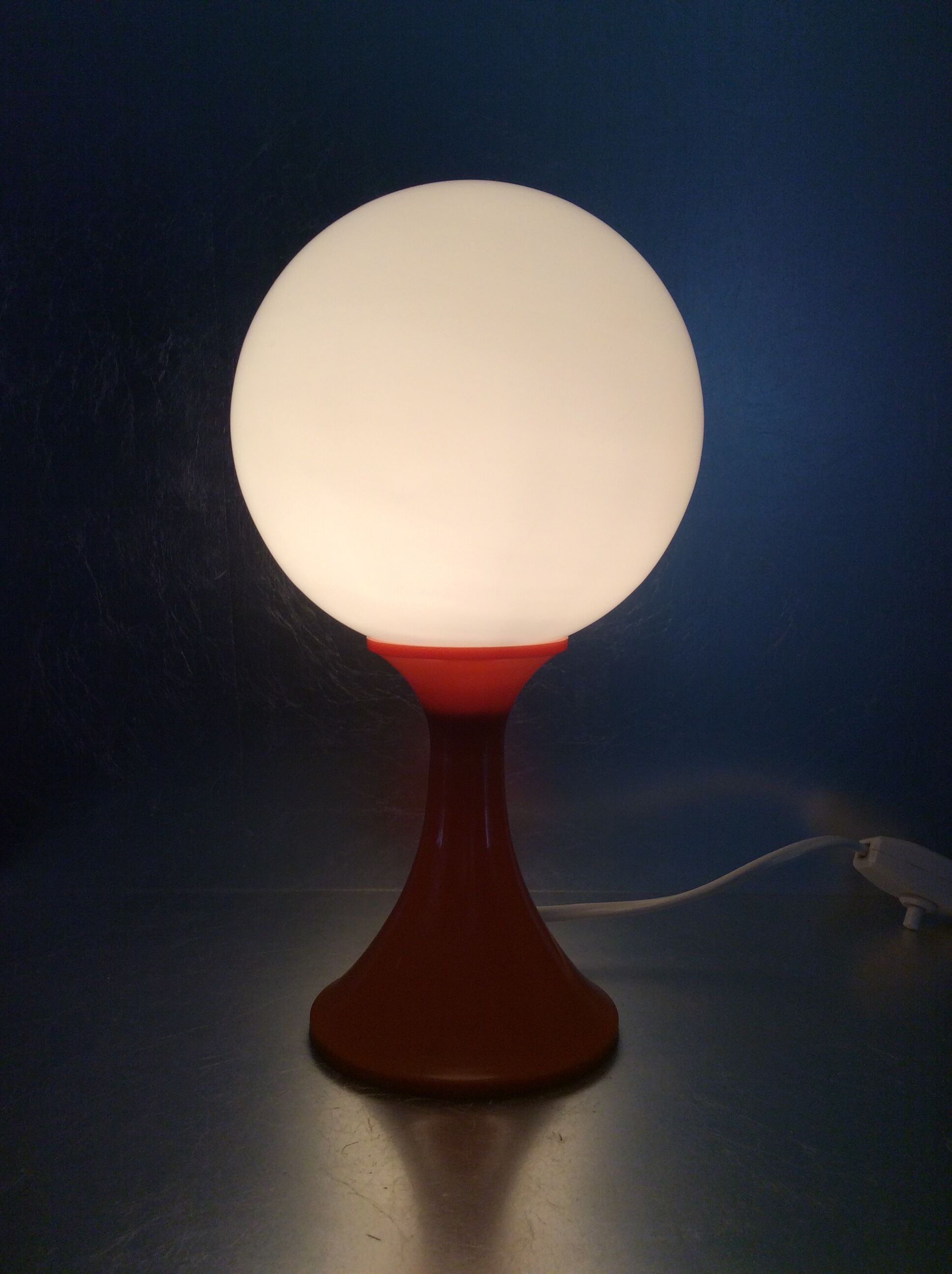 Lampe boule pied tulipe des années 60-70