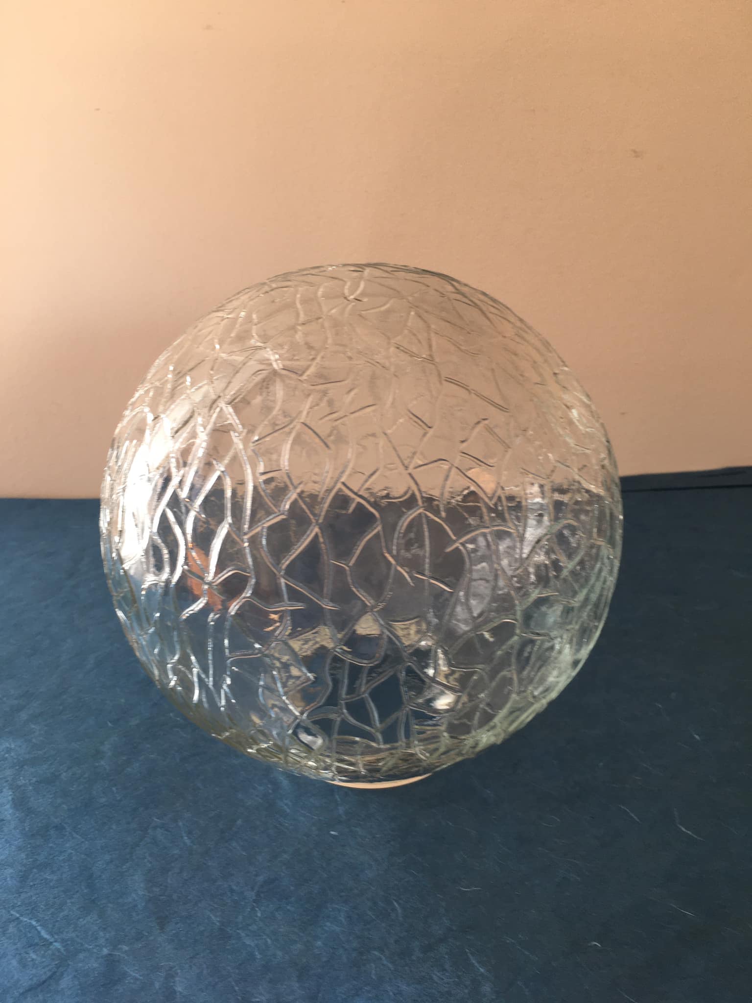 Globe en verre blanc craquelé