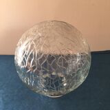 Globe en verre blanc craquelé
