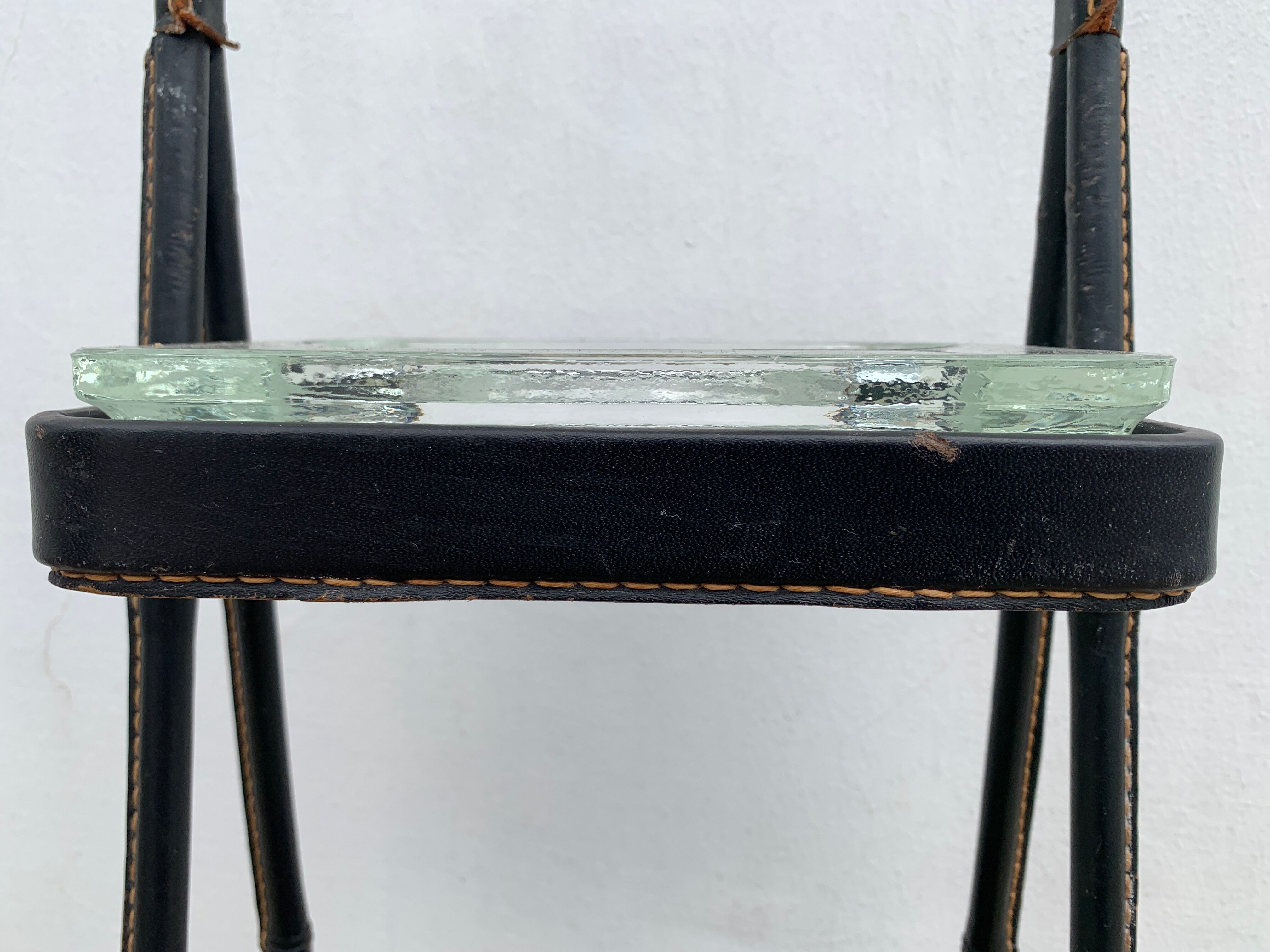 Cendrier on leather stand by Jacques Adnet, 1960