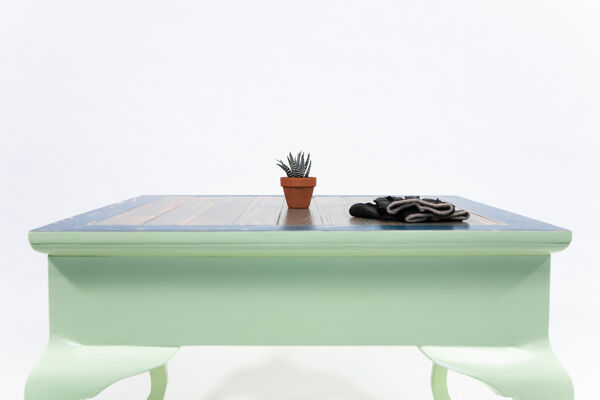Table basse carrée en bois massif aux pieds galbés