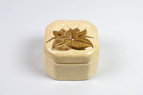 Coupe et boîte Longwy en émaux craquelés beige à décor doré