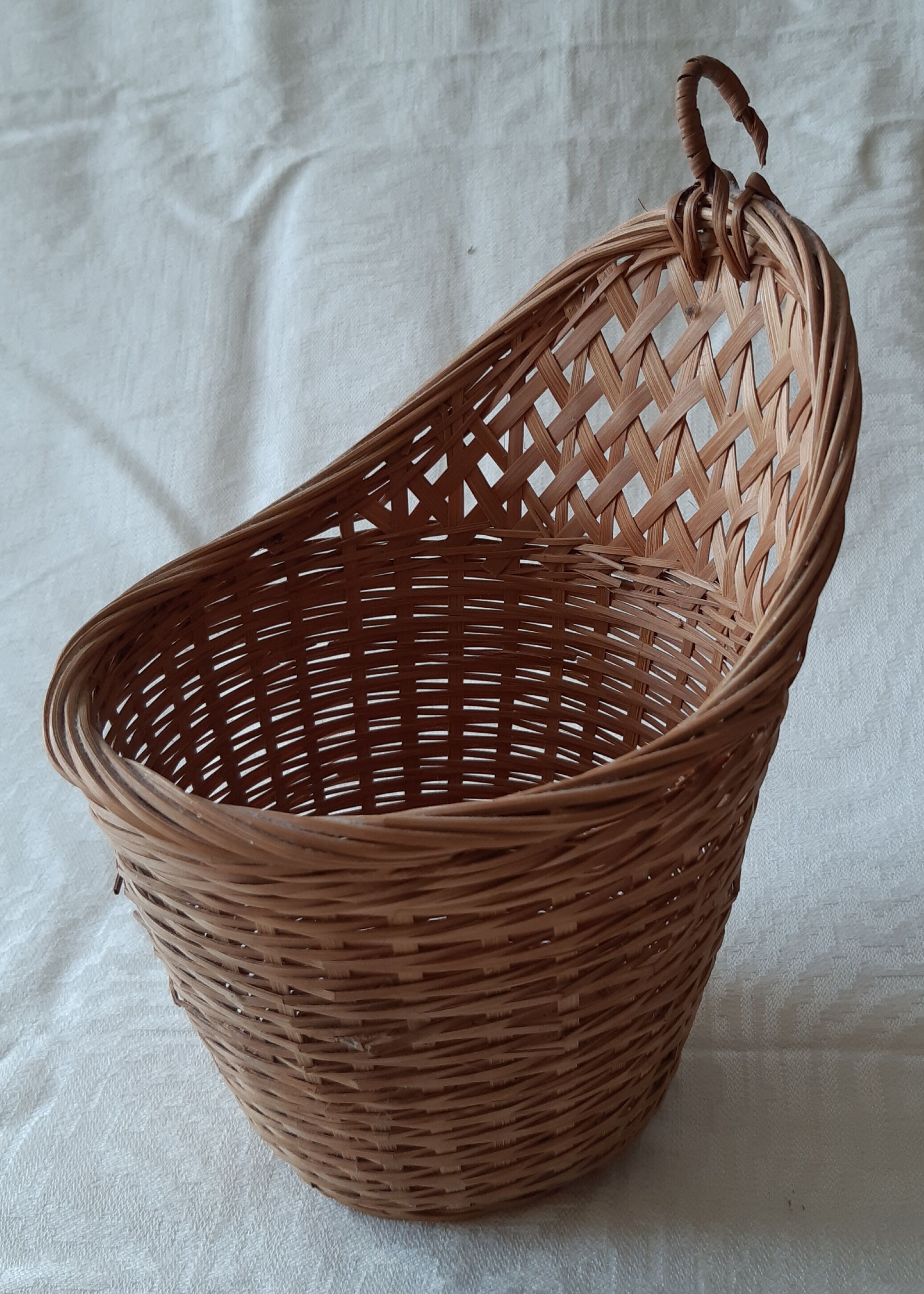 4 vintage wicker baskets