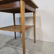 Table basse en bois des années 70 avec étagère à lattes.