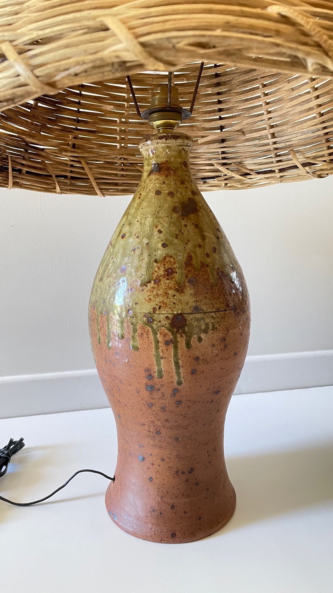 Artisanal lamp in vintage enamelled stoneware and rattan