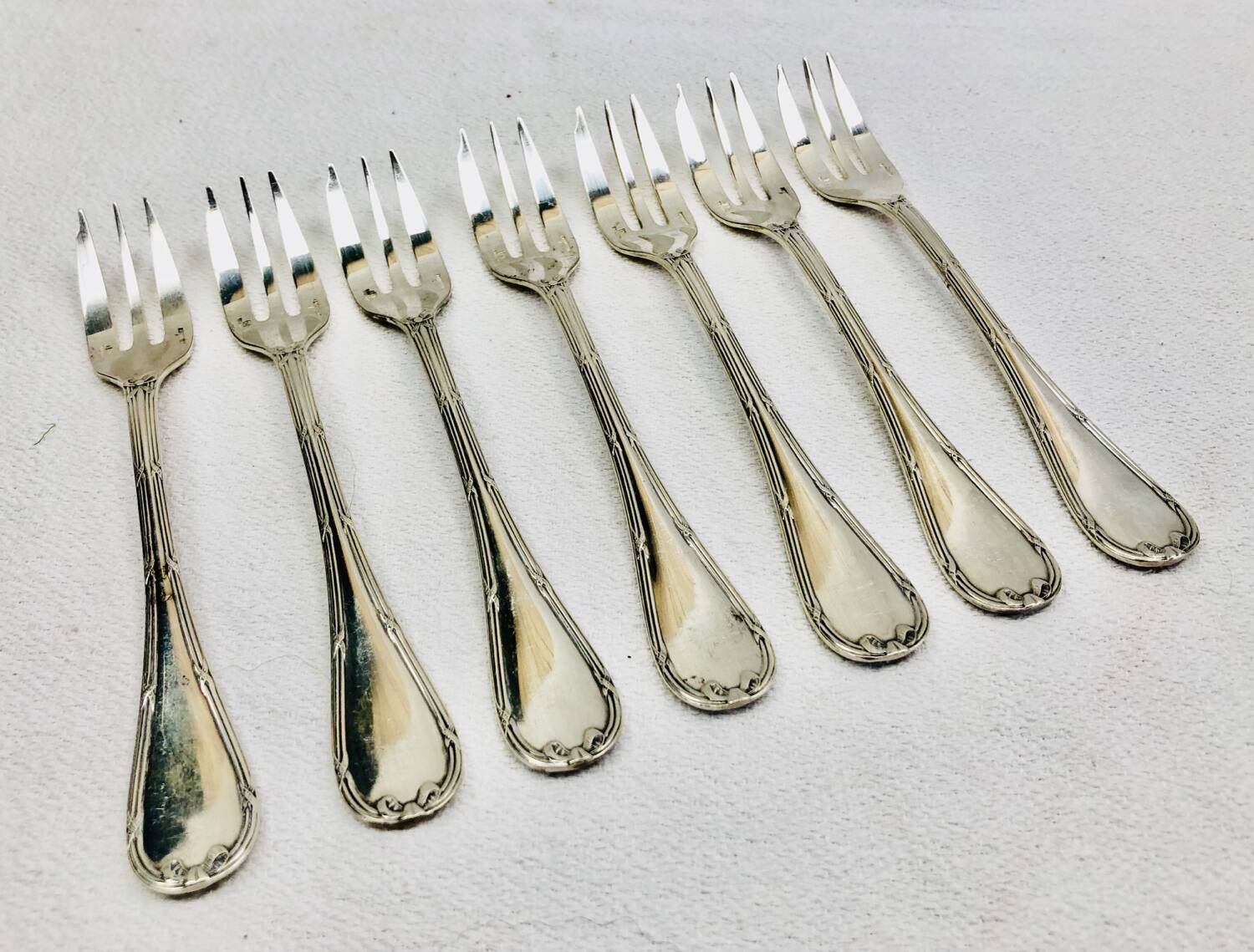 7 Christofle silver-plated oyster forks with Louis crossed ribbons