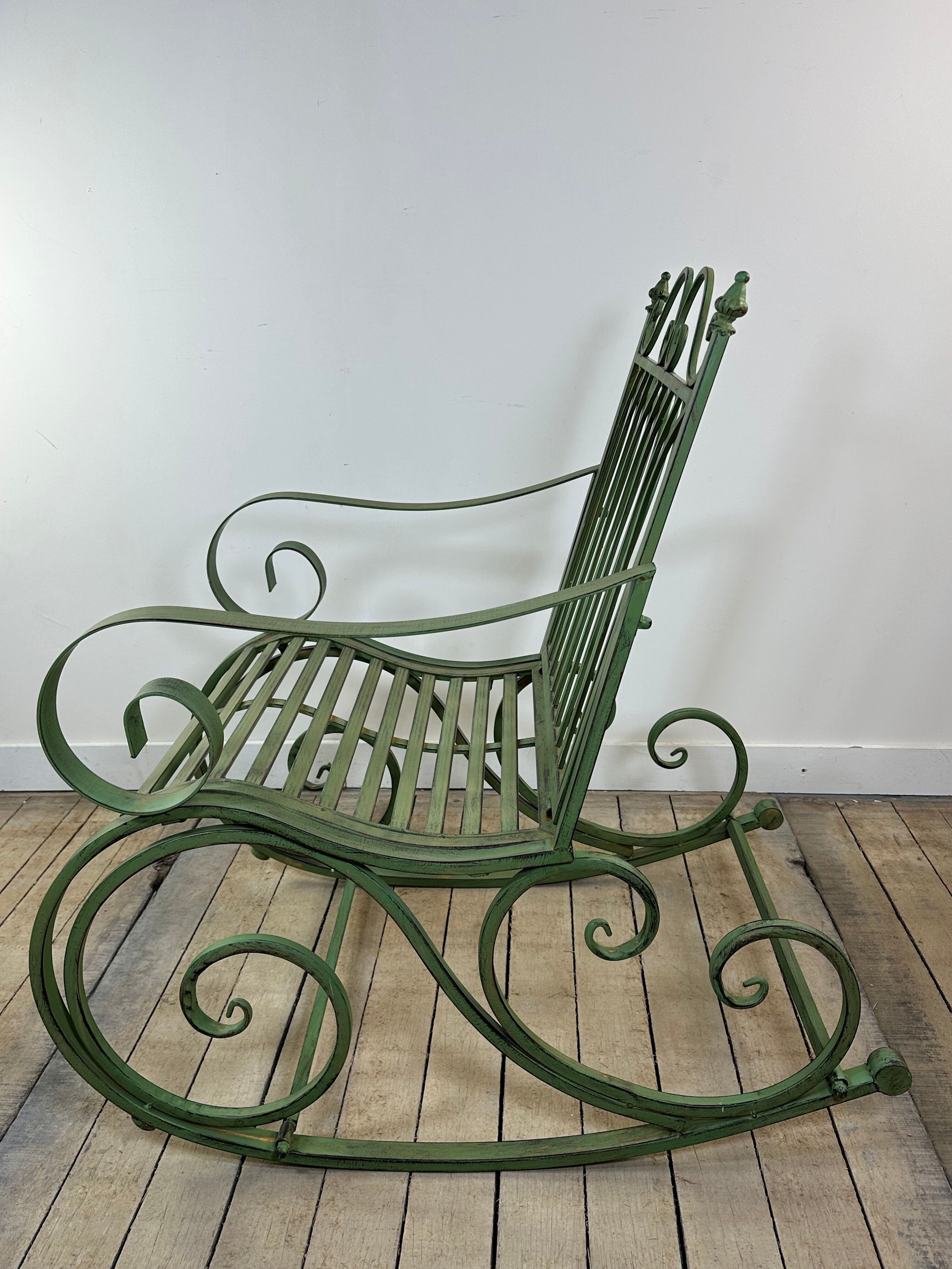 Rocking-chair en fer forgé vert patiné