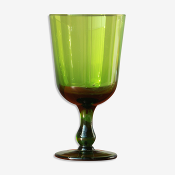 Vase en verre vert