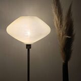 Lampe à poser avec un globe vintage soucoupe en verre et un pied doré