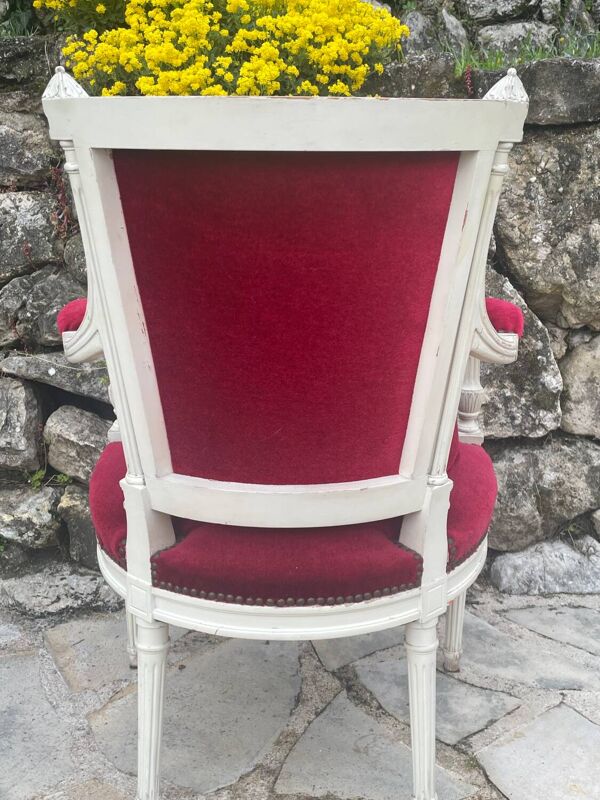 Fauteuil  cabriolet en bois peint sculpté de style Louis XVI époque XXeme siècle