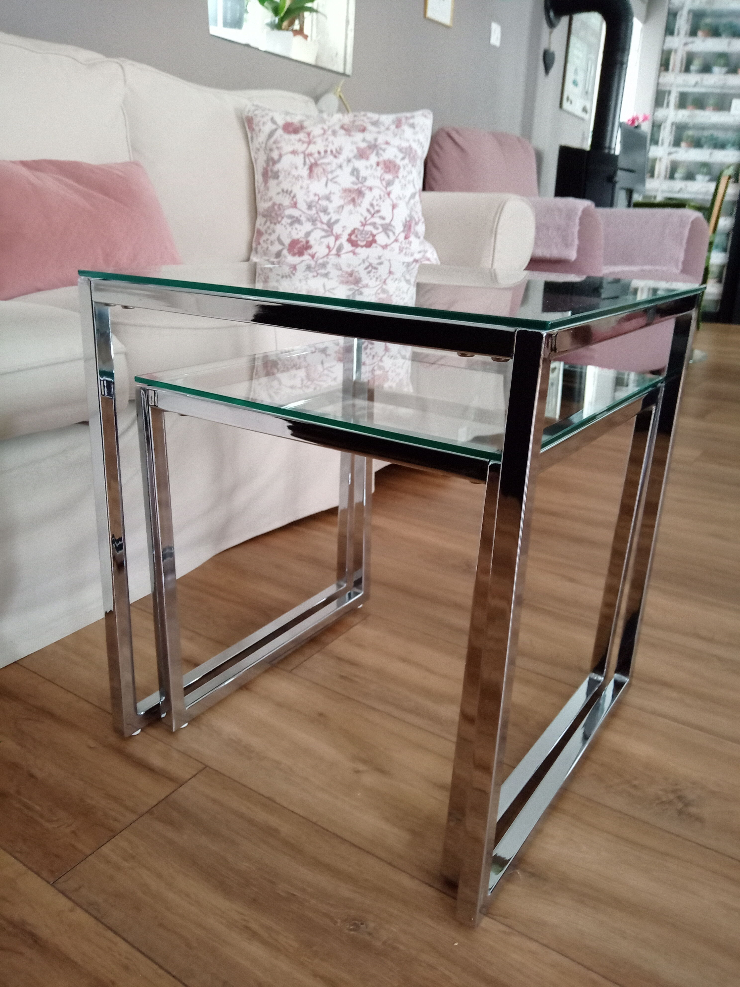 Tables basses gigognes design plateaux en verre transparent et piètements chromés