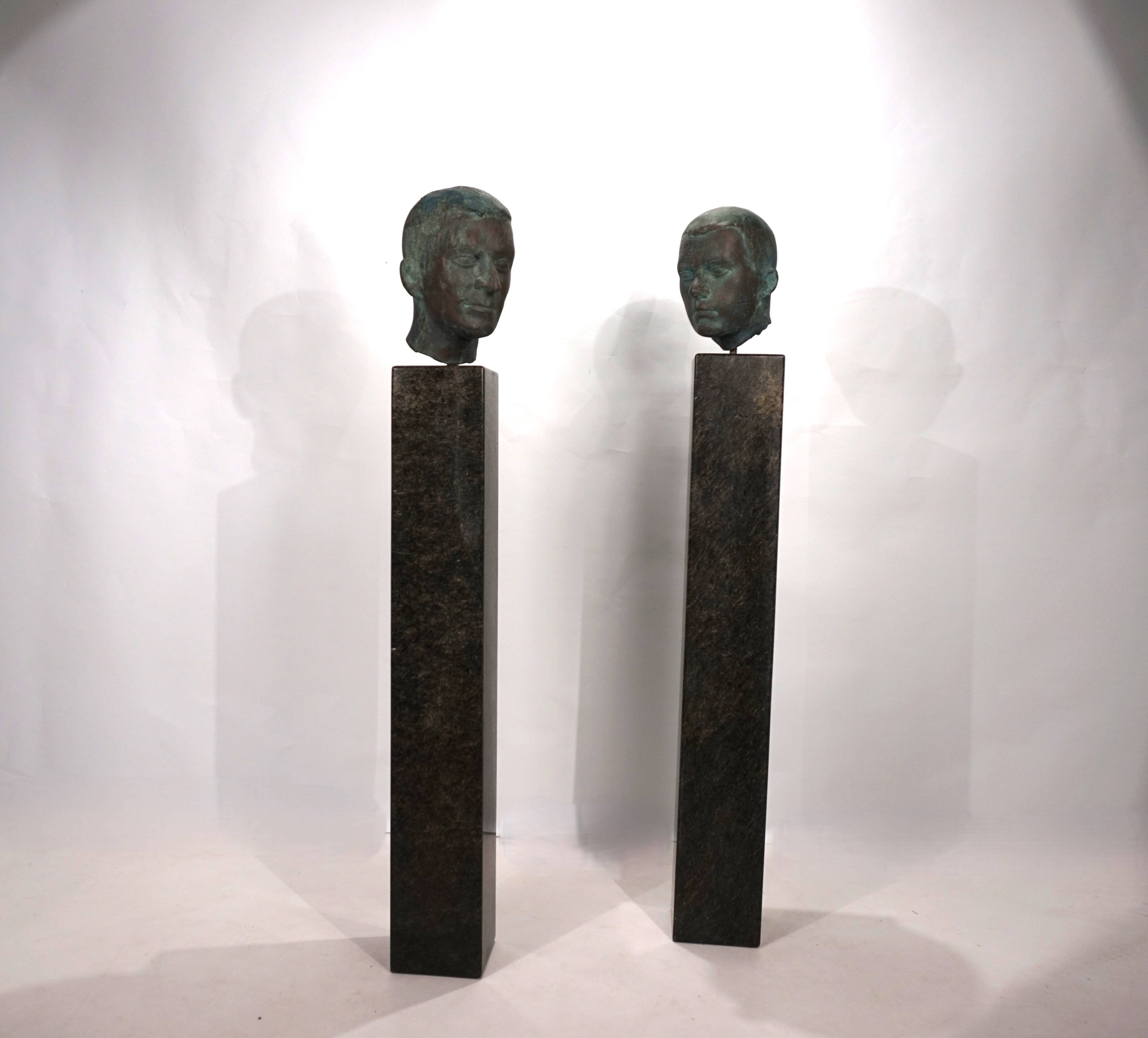 Ensemble de deux bustes en bronze sur stèles en granit par un élève de Georg Kolbe, 1925