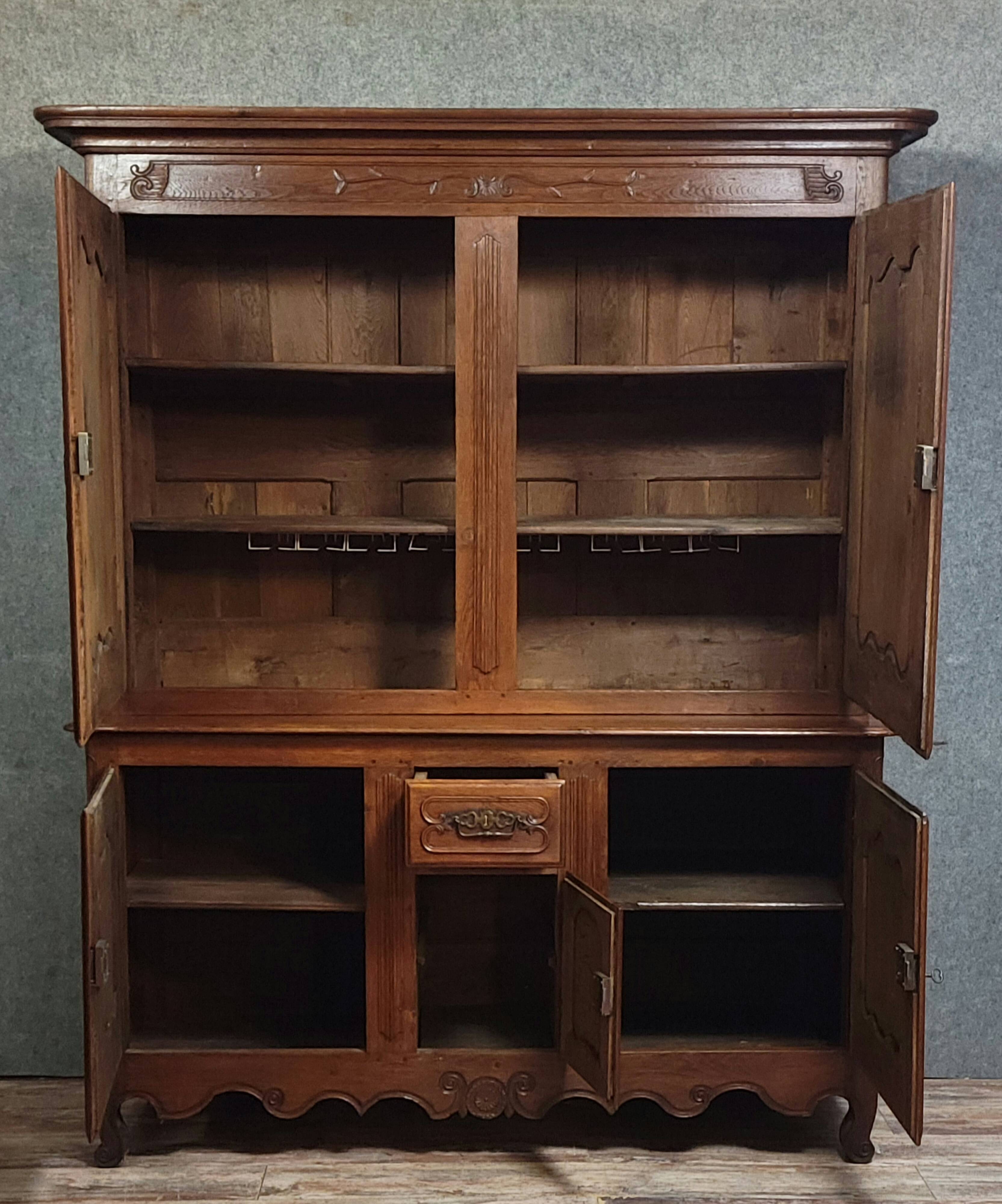 Important buffet deux corps époque Louis XV en chêne massif