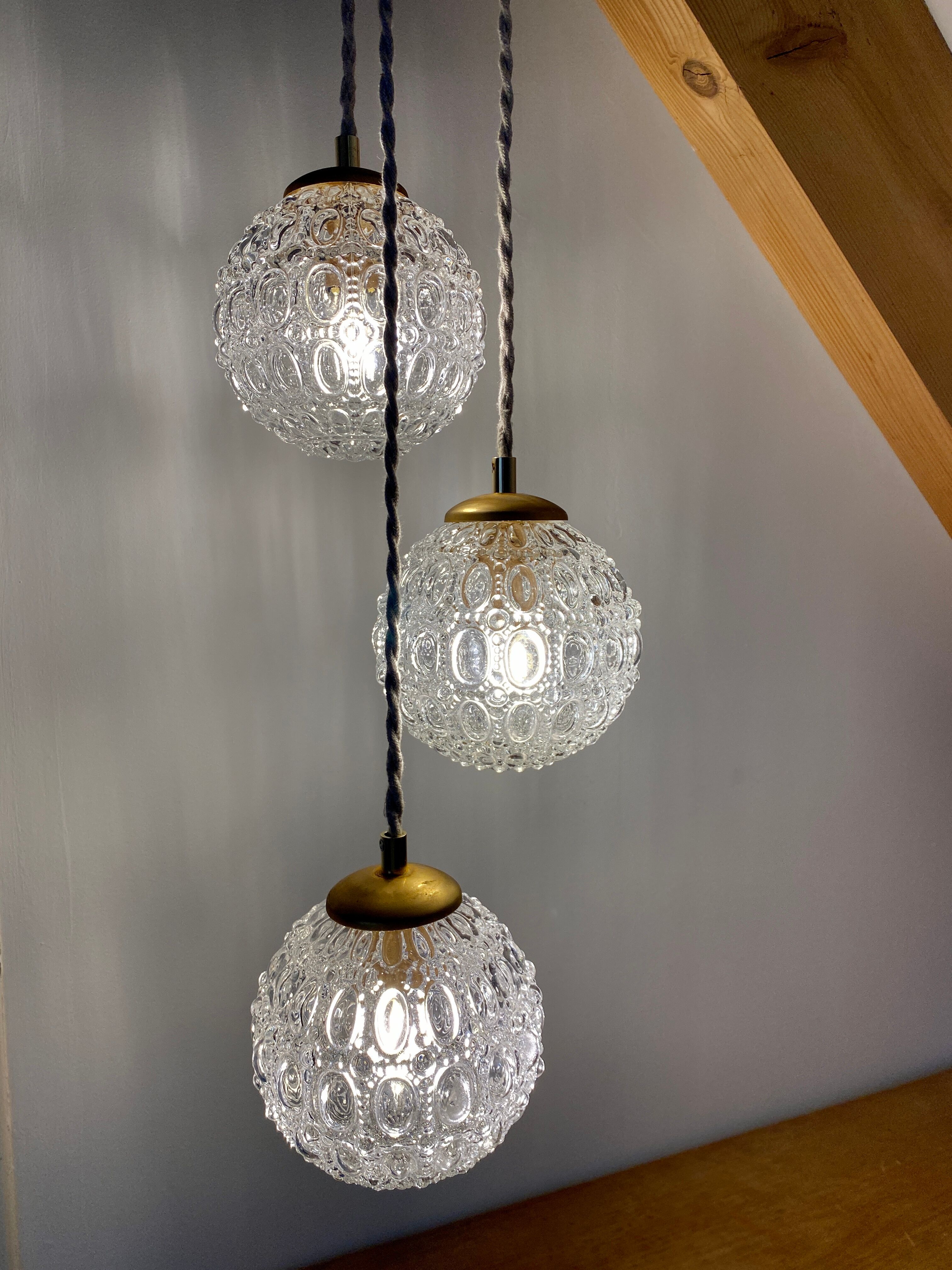 Suspension cascade three lights vintage globes in molded glass