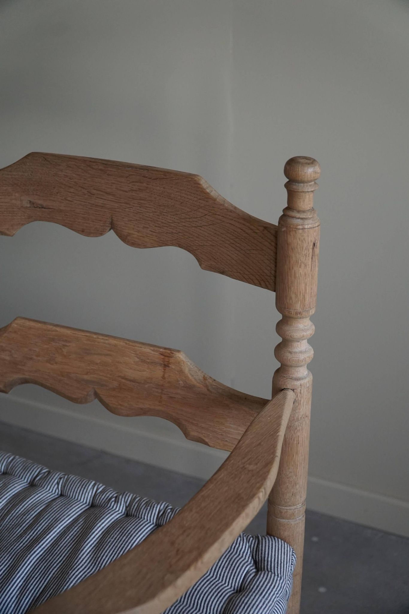 Sofa / Sculptural Danish modern three-seater Scandinavian bench, made by Hans Dau, 1950s.