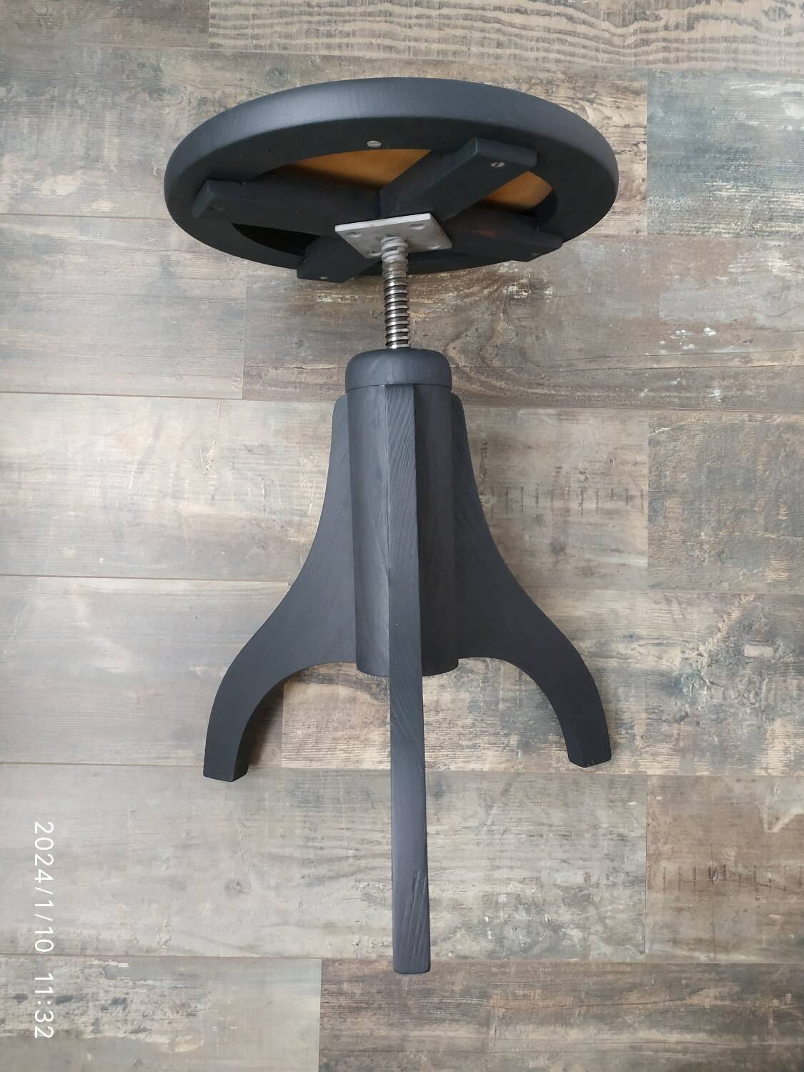 Tripod screw stool