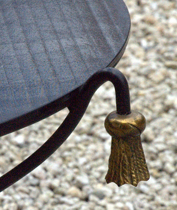 Table basse plateau verre noir et pompons bronze doré