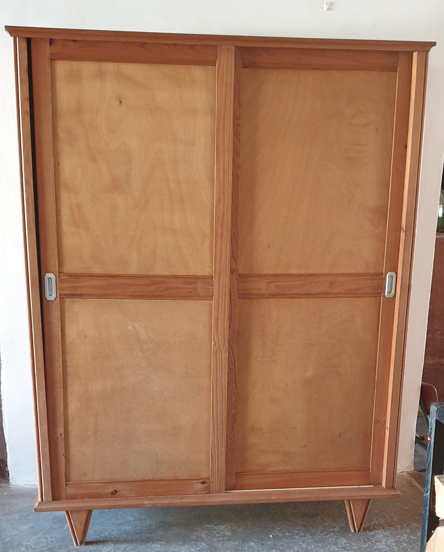 Parisian wardrobe with sliding doors