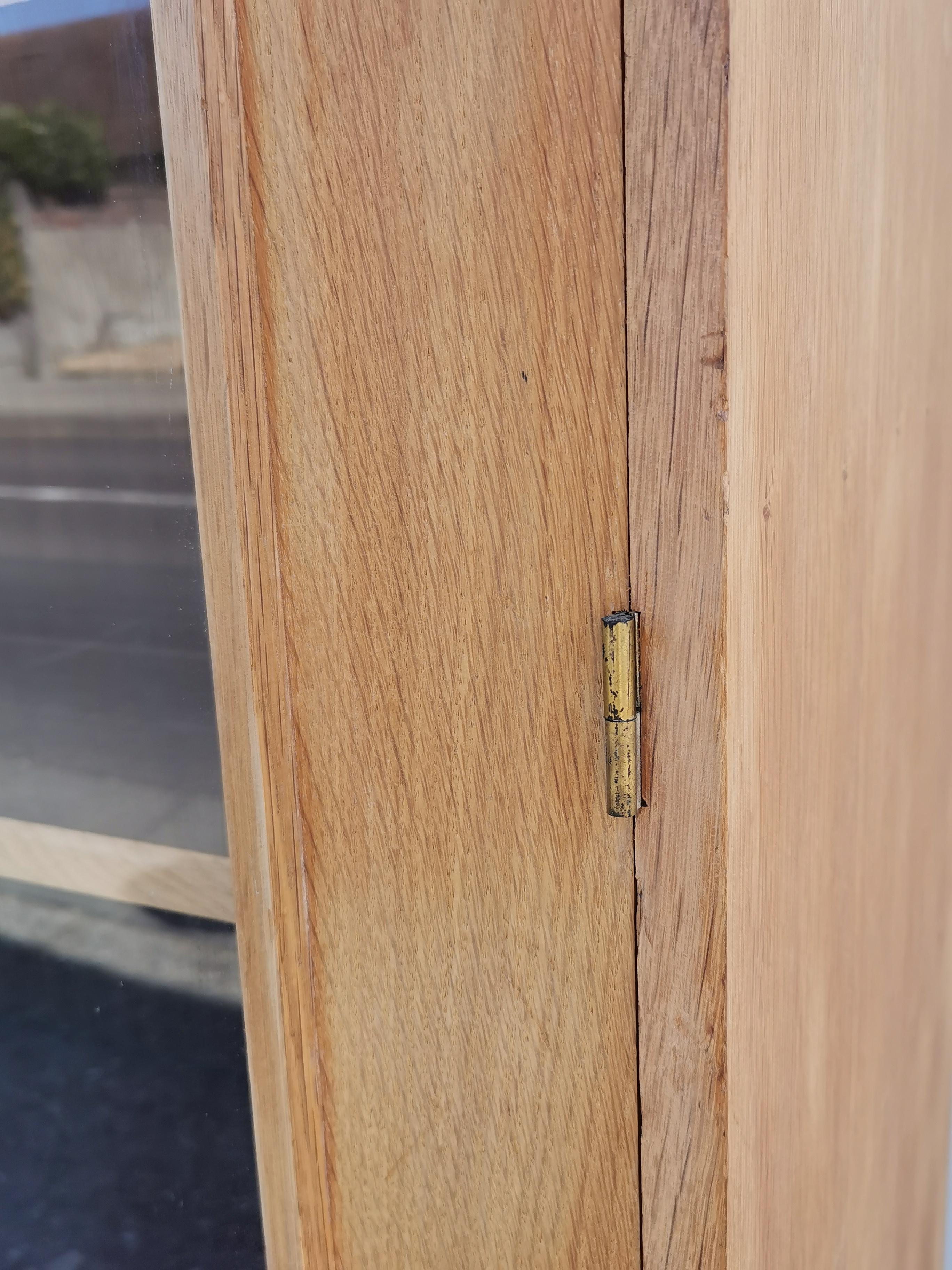 Armoire d'école en chêne