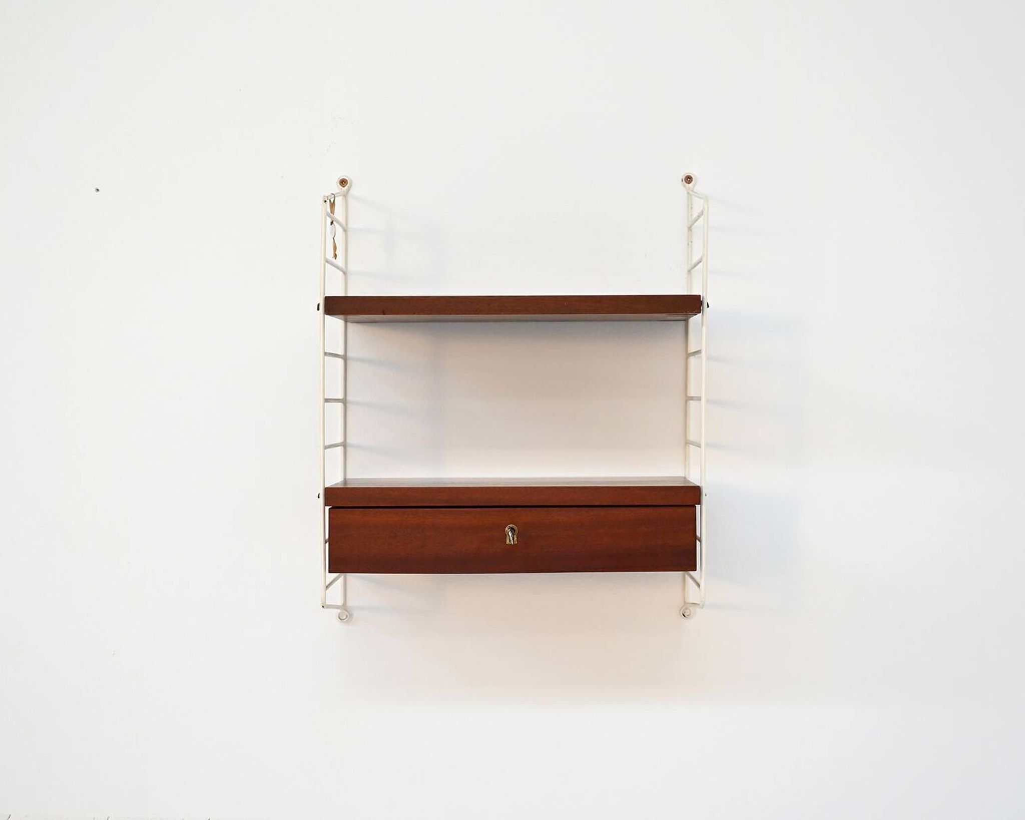 “BFB-hyllan” wall shelving unit by Nisse Strinning for String, 1950s