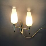 Petite applique à deux lumières, opaline blanche et laiton doré, Circa 1960.