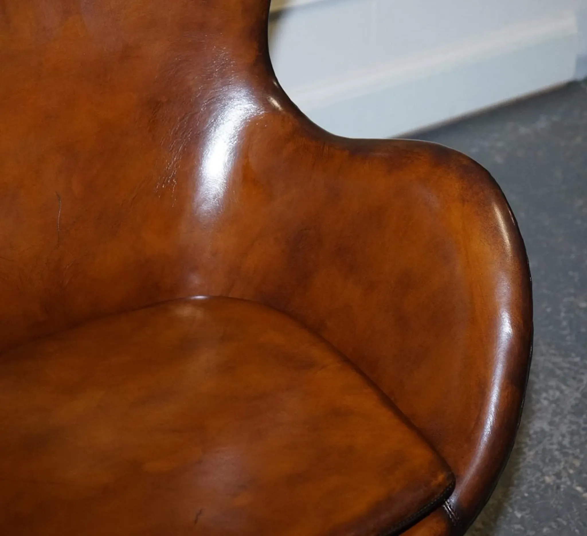 Chaise Egg Vintage Teintée à la Main en Brun Whisky