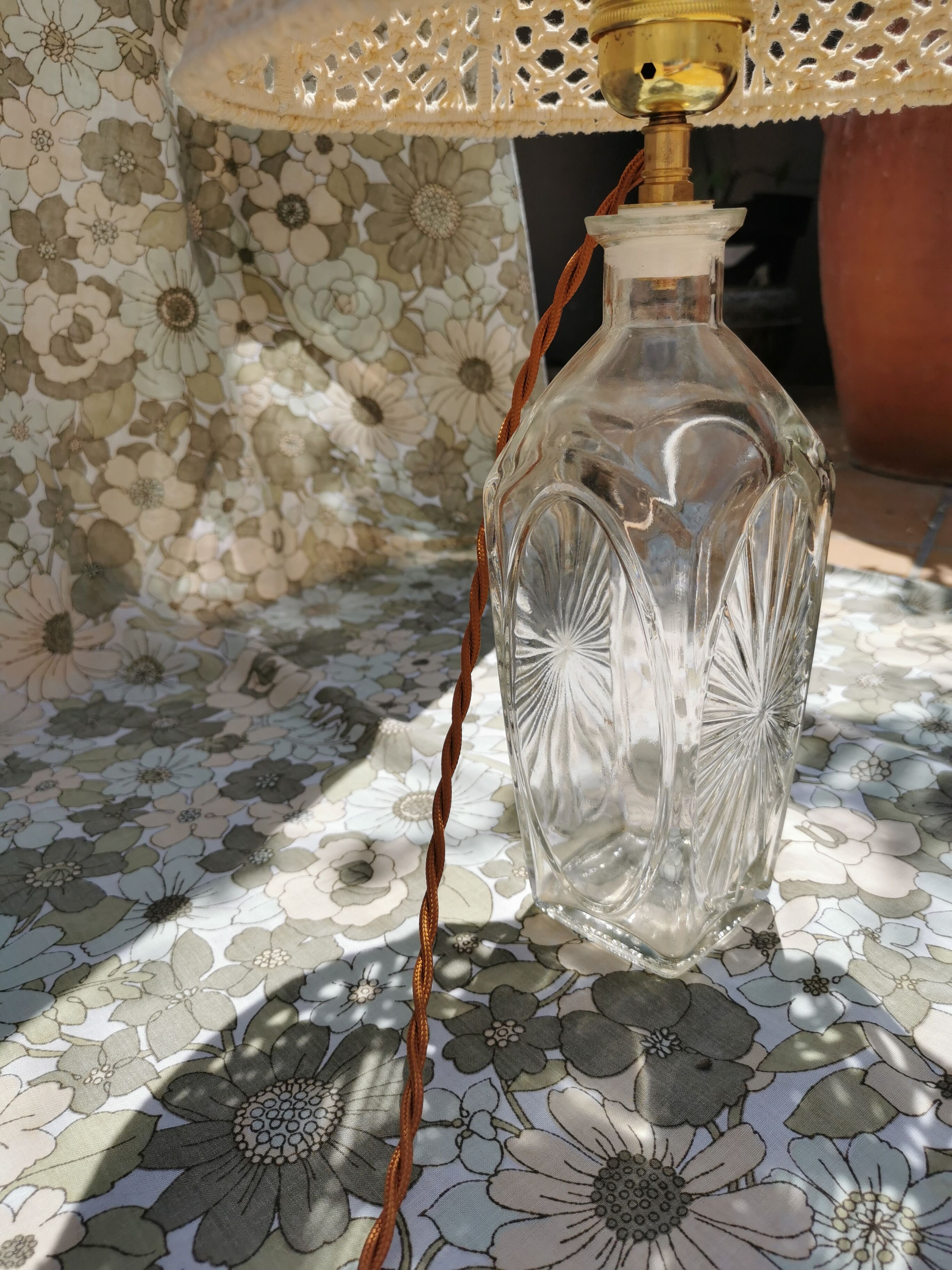 Lampe à poser, pied en verre et abat-jour en crochet années 70