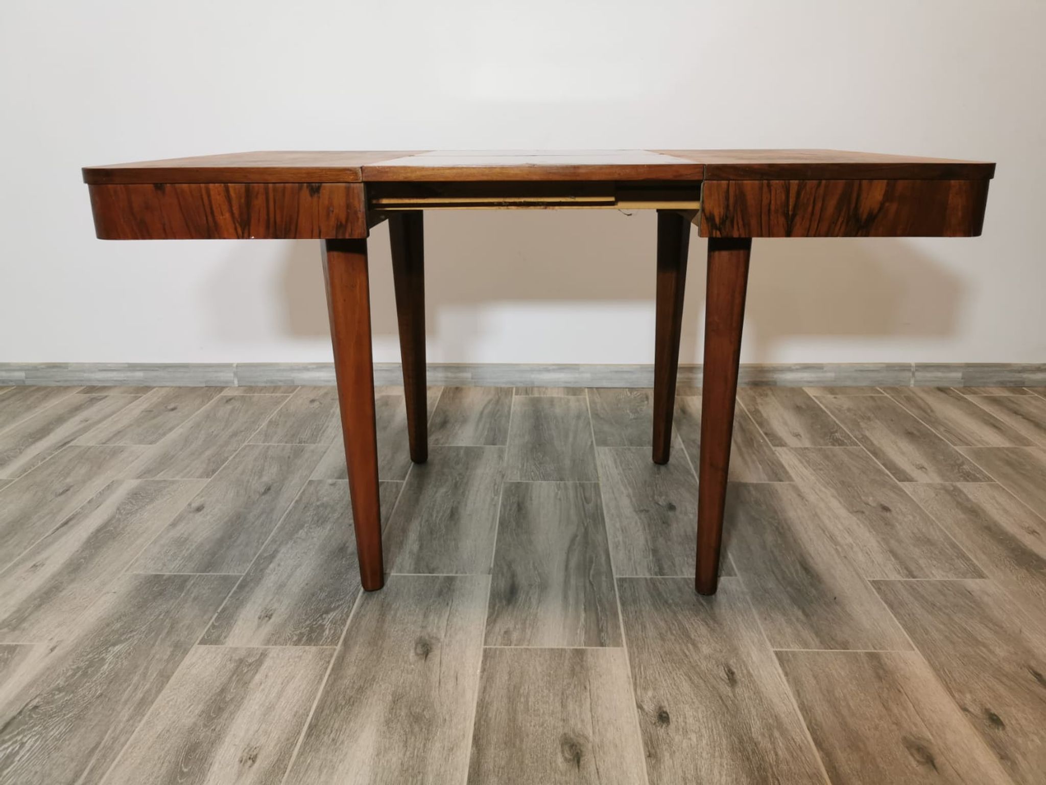 Table à manger par Jindrich Halabala