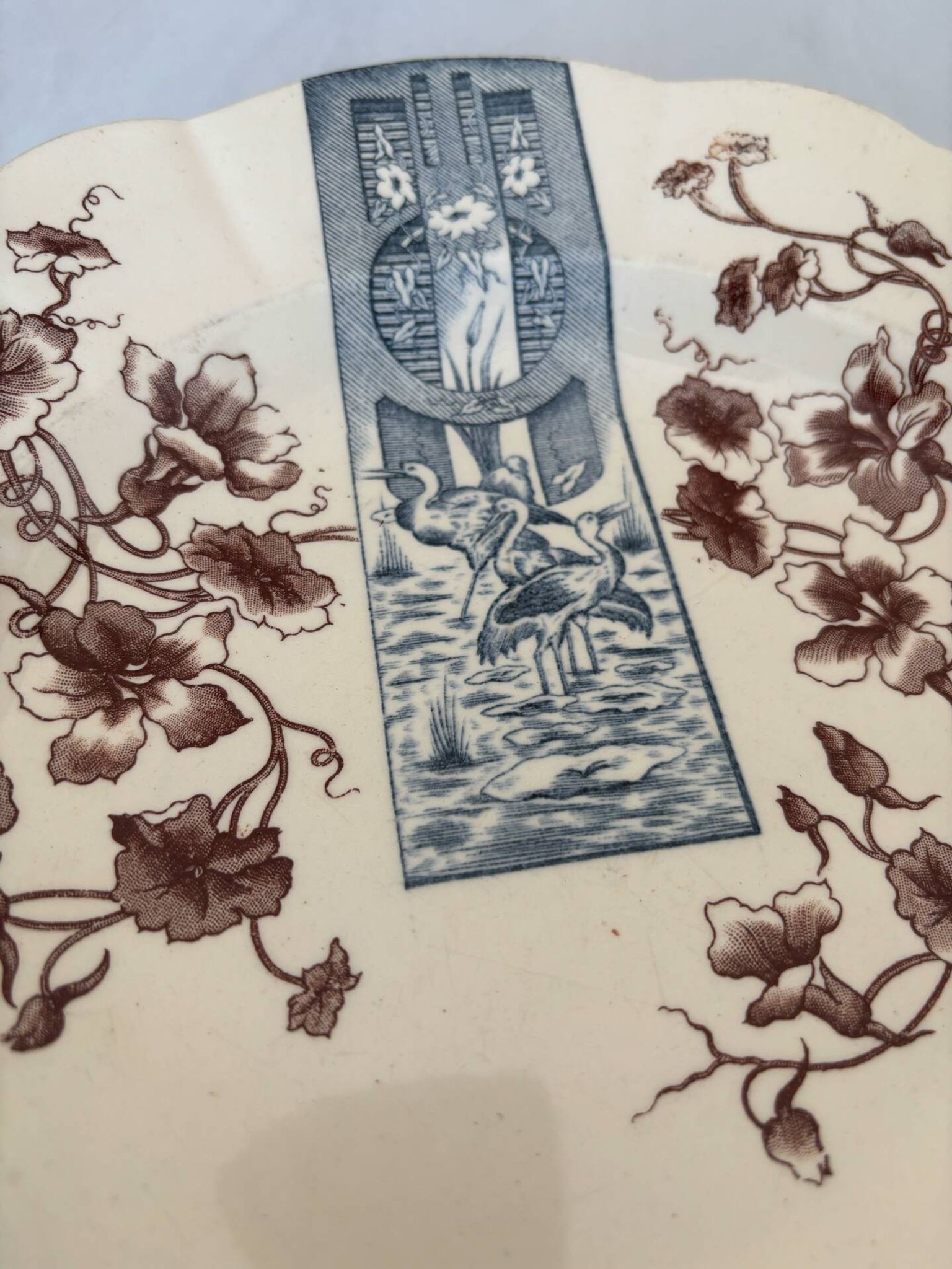 Assiette terre de fer sépia et bleu Longchamp - terre de fer cigognes
