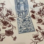 Assiette terre de fer sépia et bleu Longchamp - terre de fer cigognes