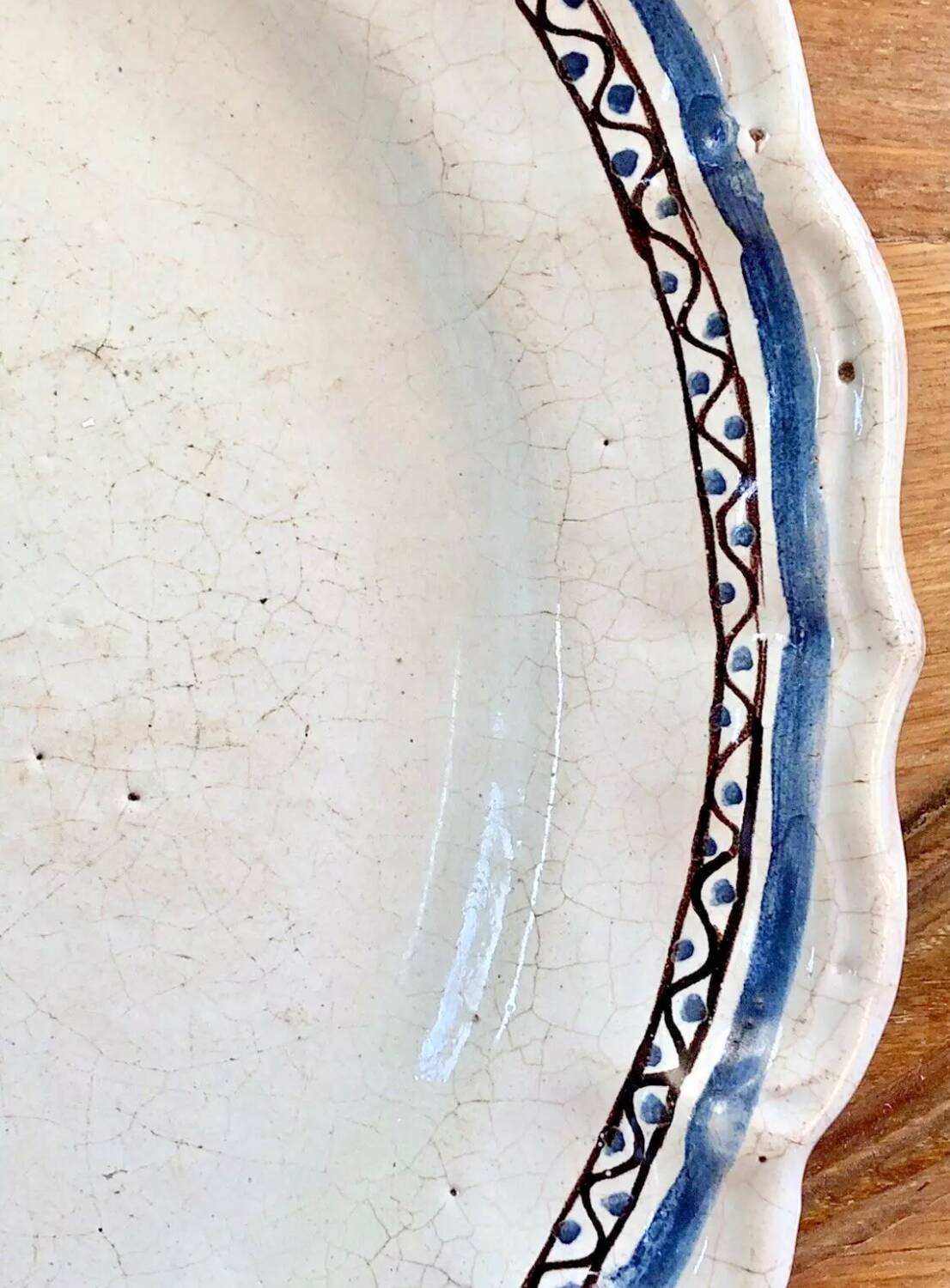 Old semi-hollow round dish XVIII Forges les eaux Rouen cul noir