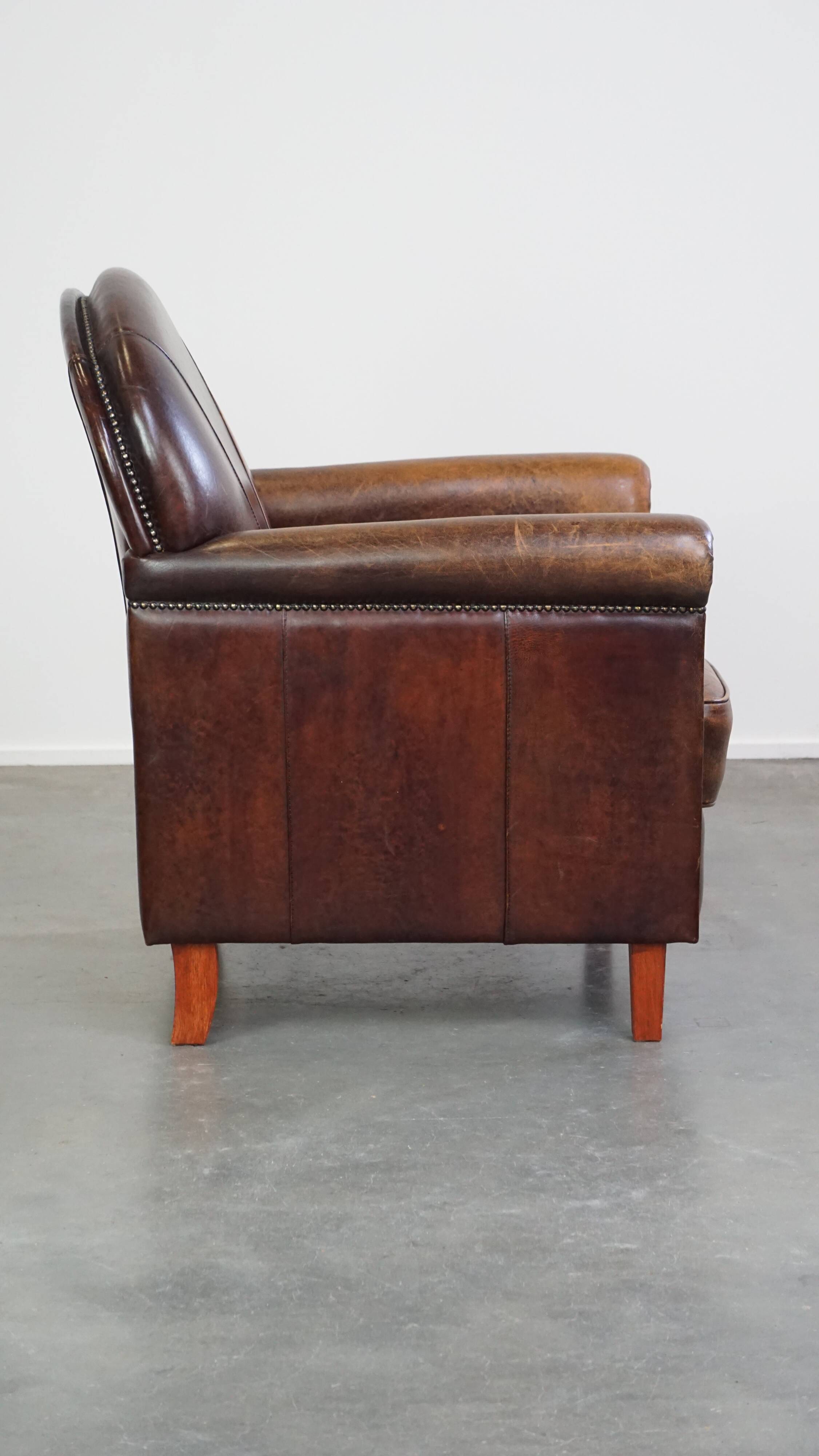 Fauteuil design en cuir de mouton aux finitions soignées et soignées