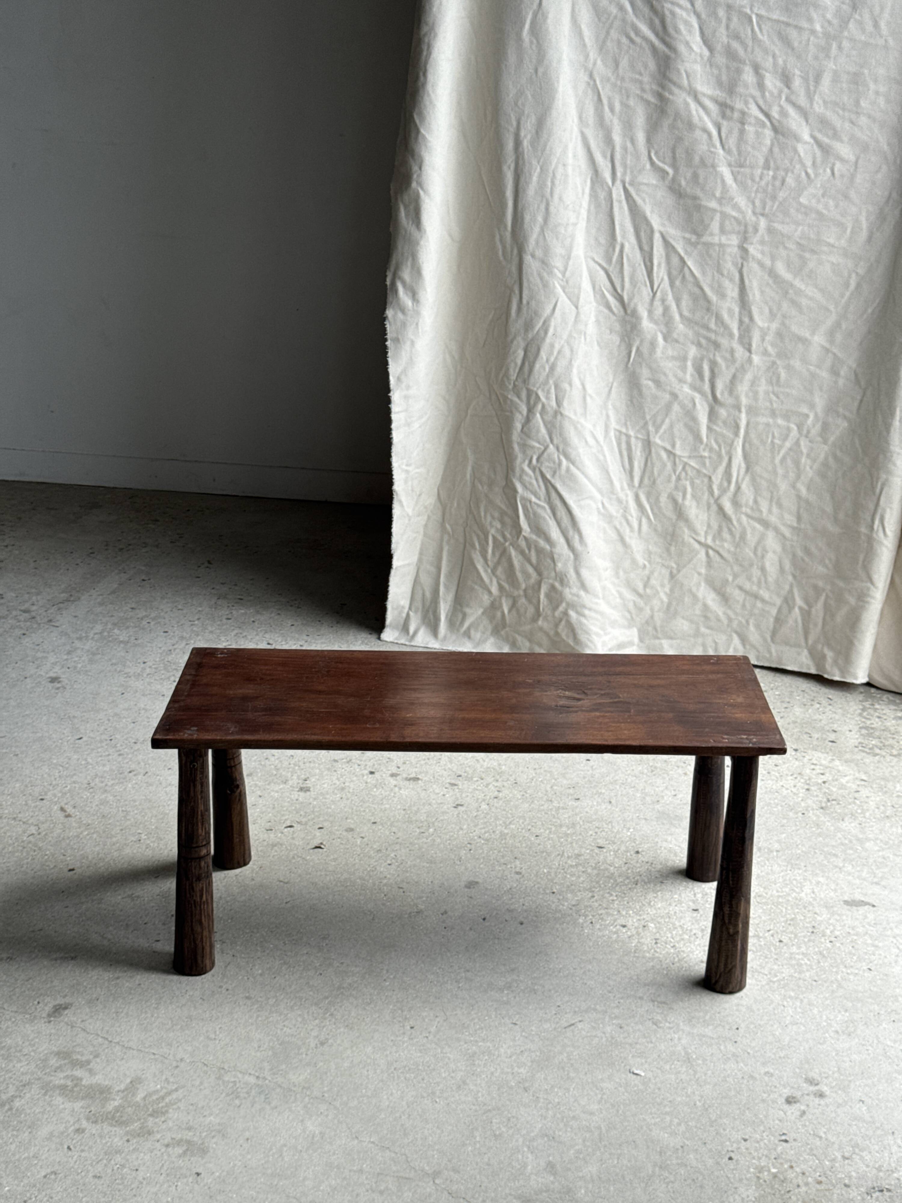 Table basse en teck brun de seconde main indonésienne pieds coniques H37 L8