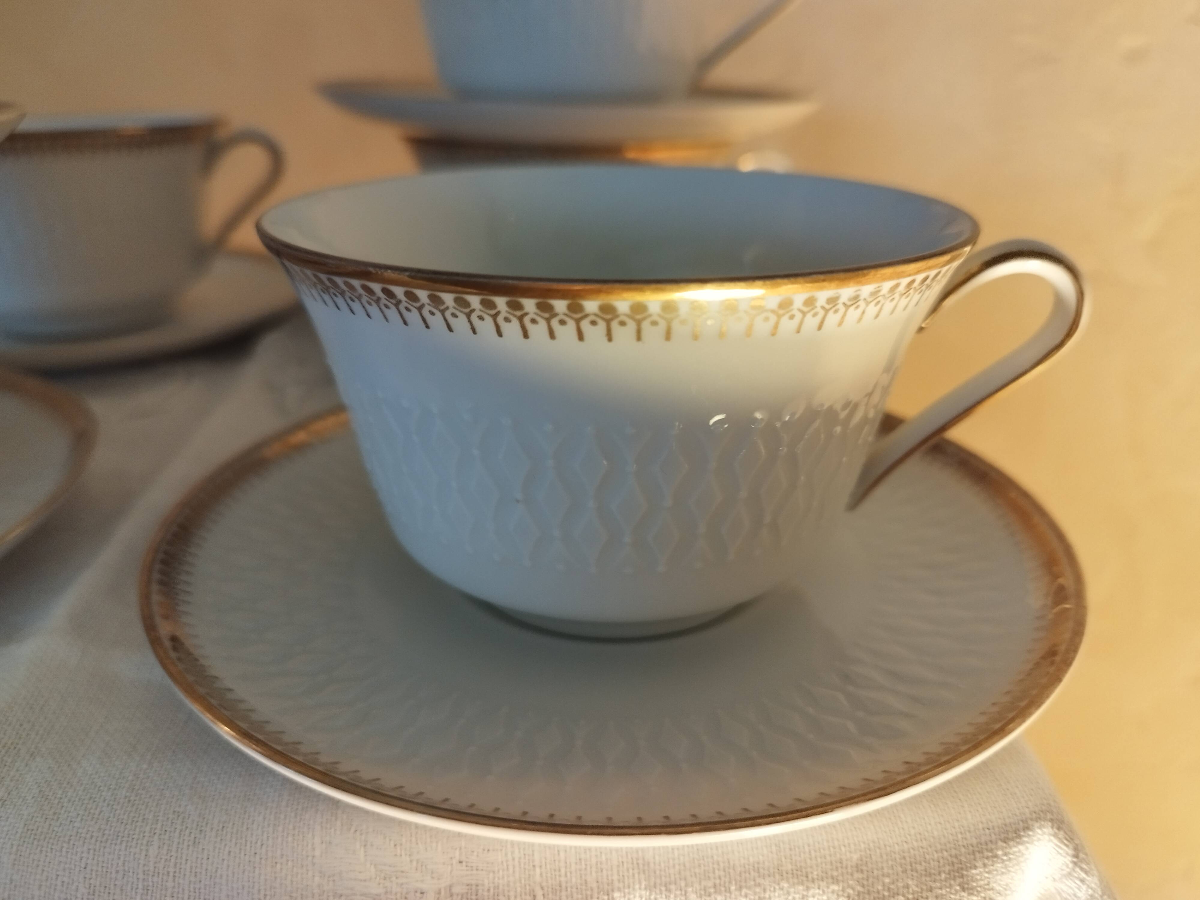 Set de 6 tasses à thé blanches et or