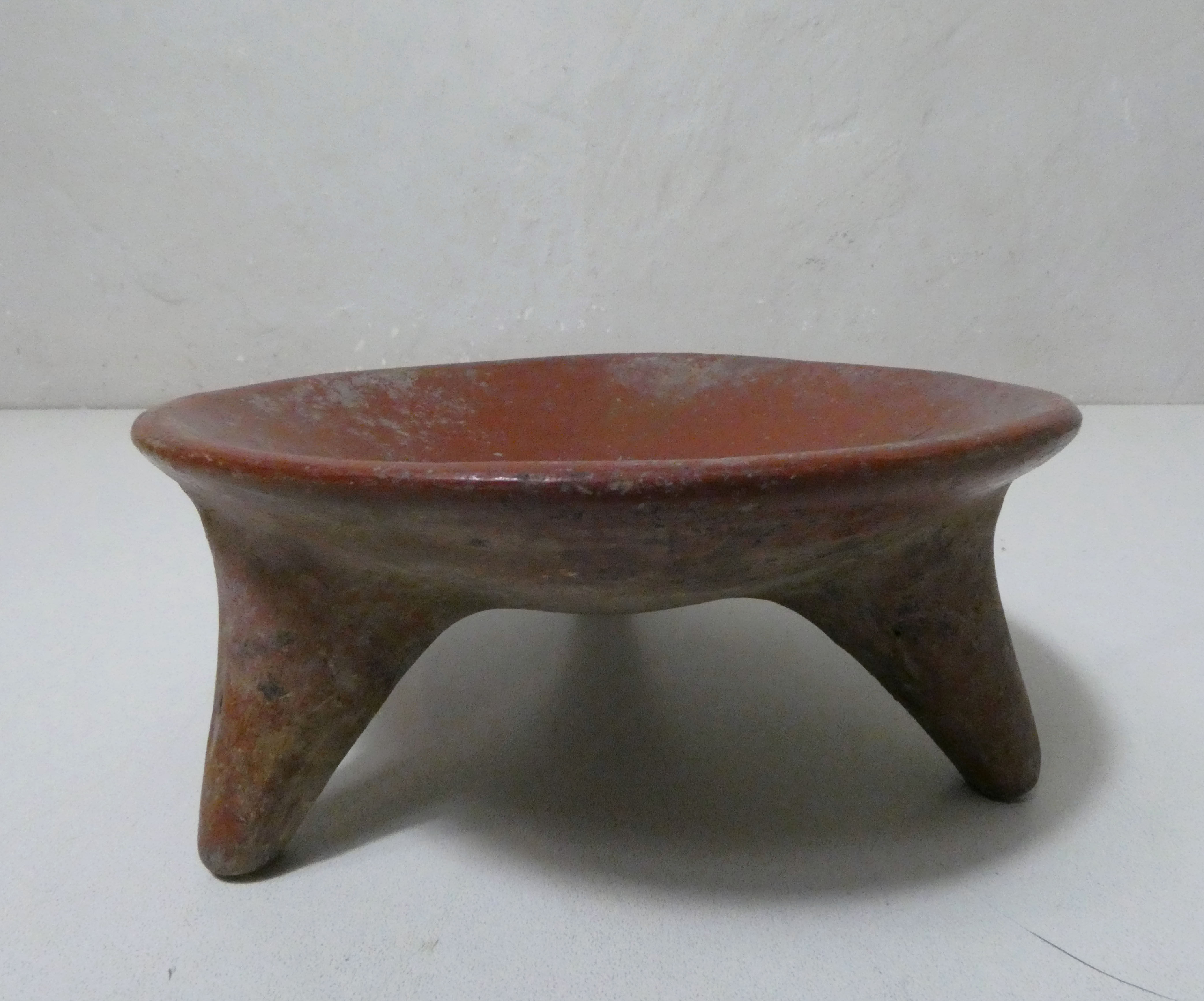 Ancient tripod bowl in terracotta pre-columbian art