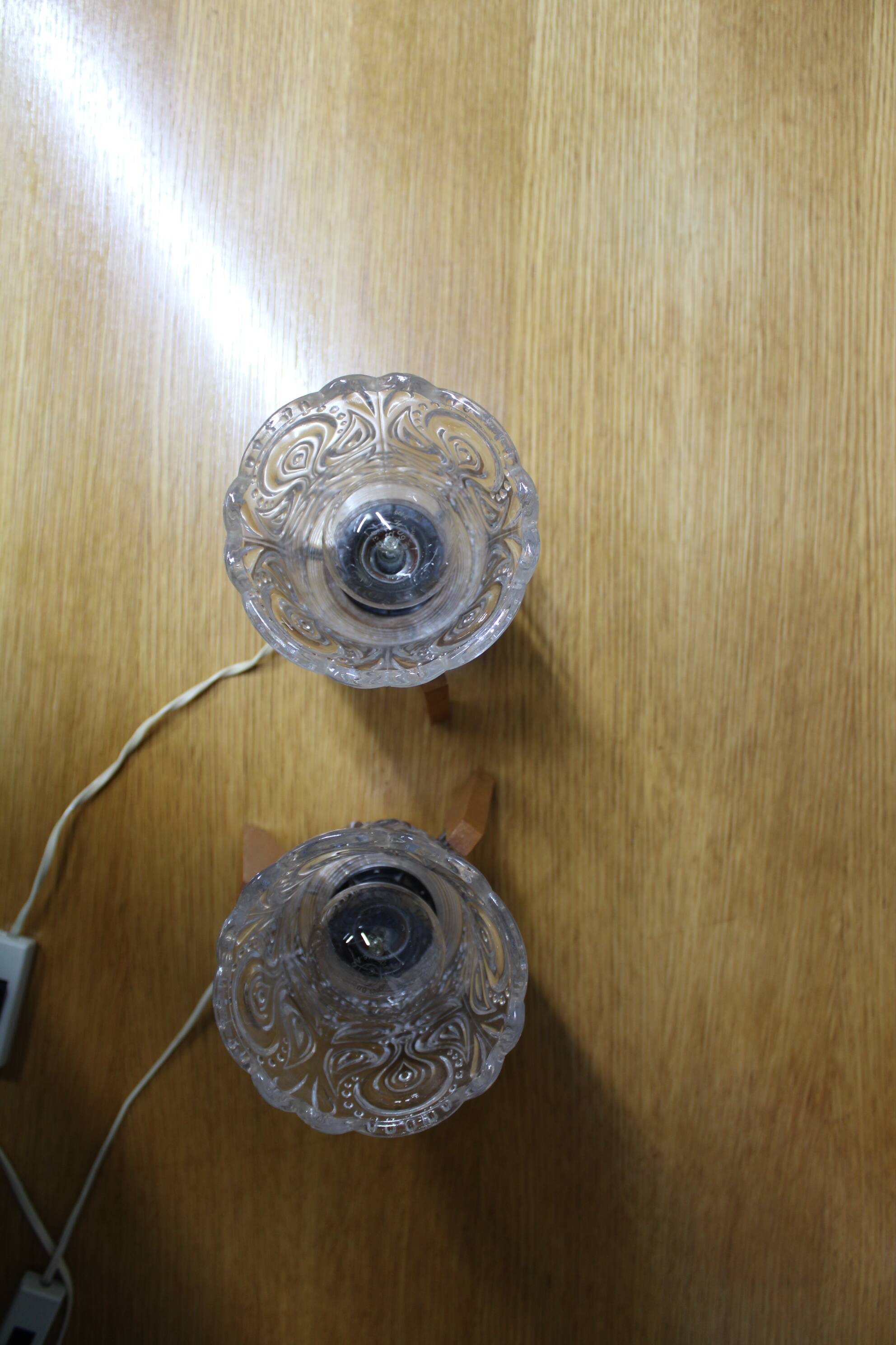 Paire de lampes de table en bois et verre jaune des années 1970 en style mid-century.