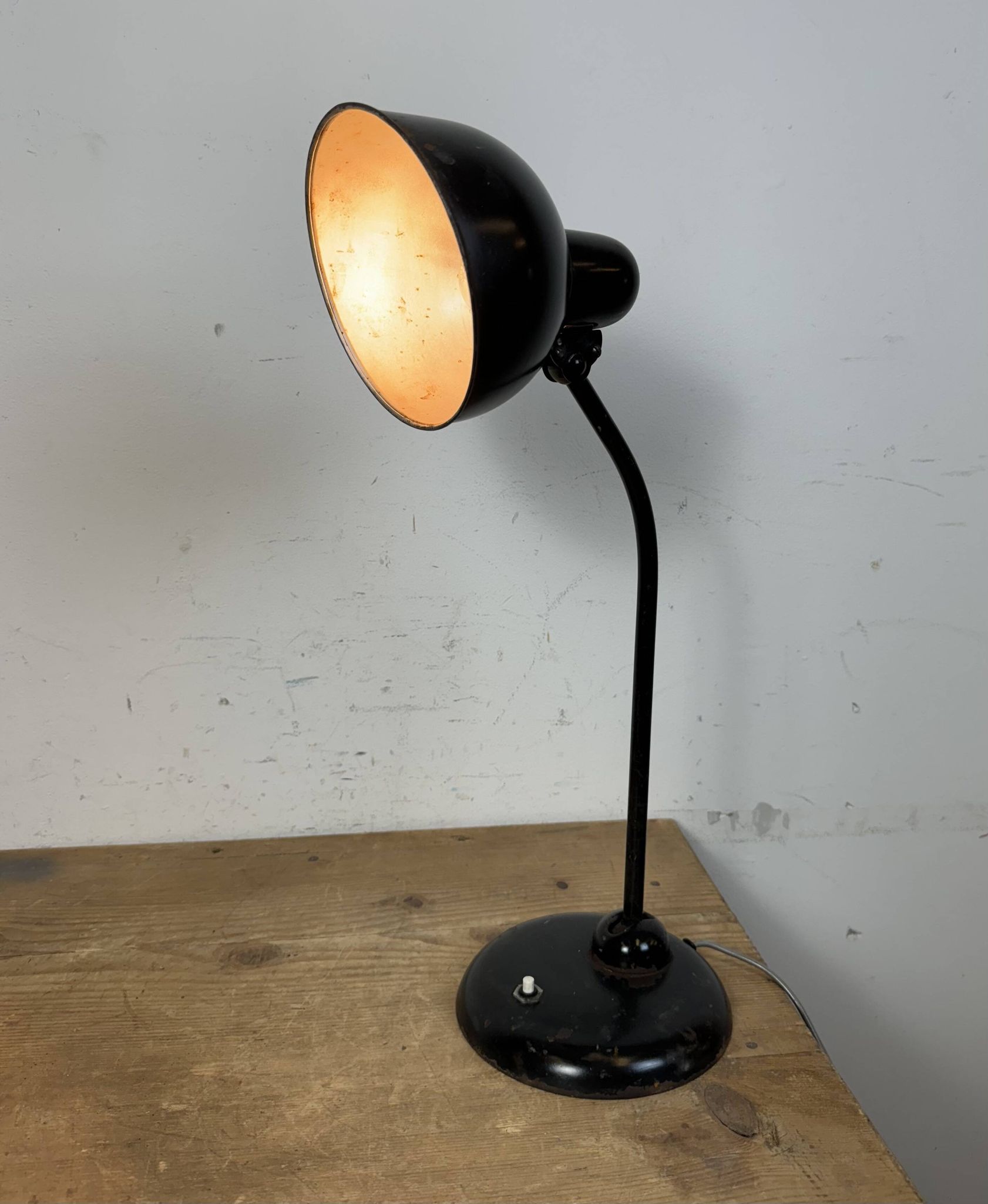 Lampe de table industrielle Bauhaus noire, années 1930