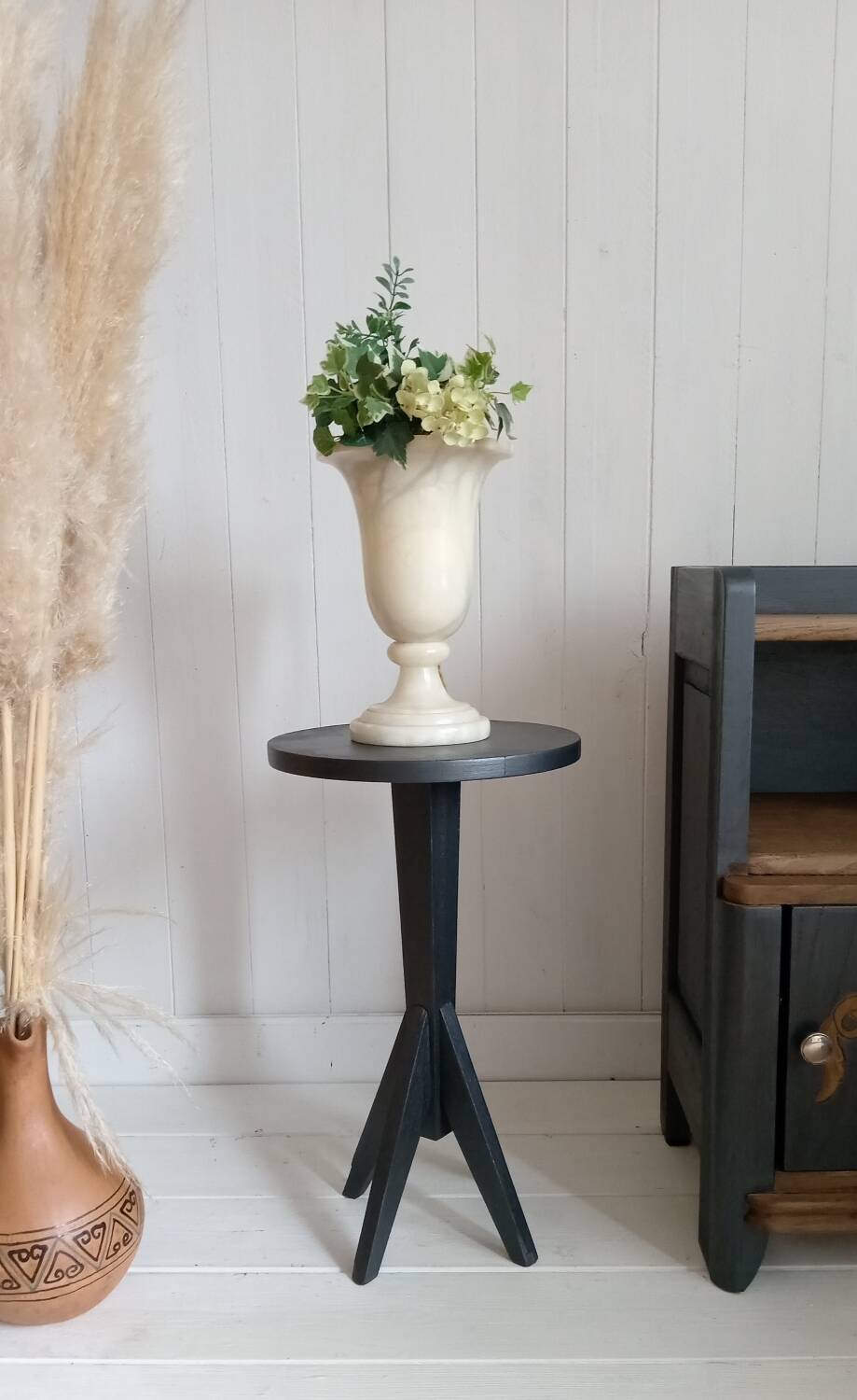 Pedestal table
