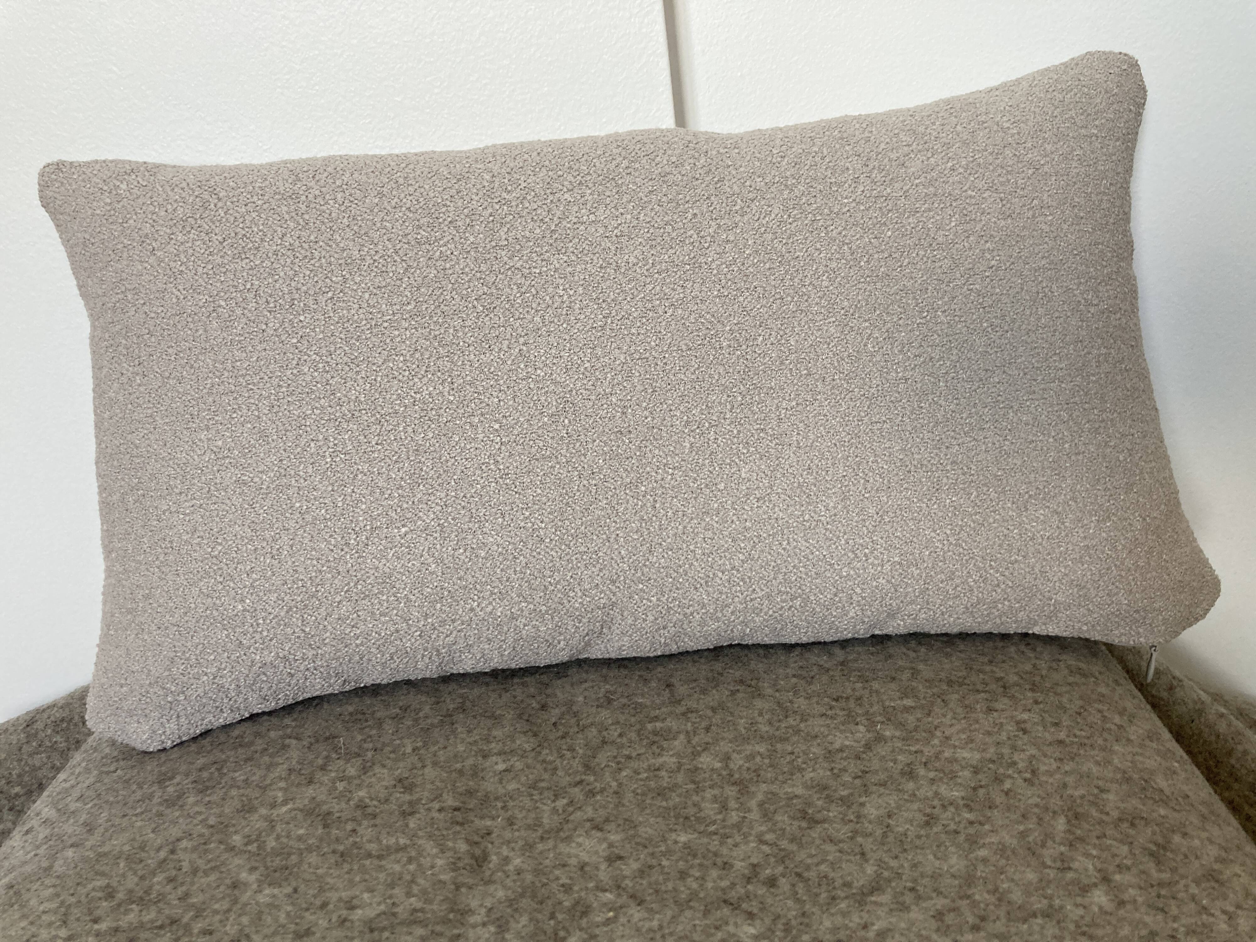 Coussin bouclette gris clair