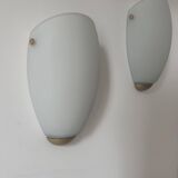 Paire d'applique vintage, verre opalin et laiton, Suède 1970
