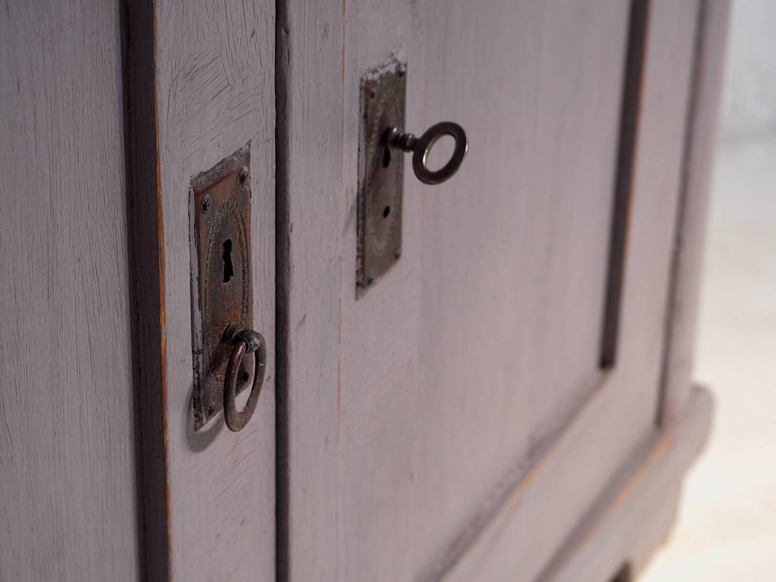 Antique purple chest of drawers (c.1920)