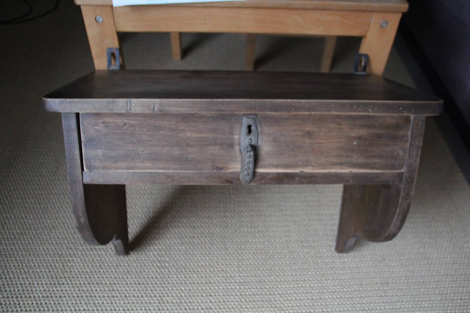 Side shelf with drawer